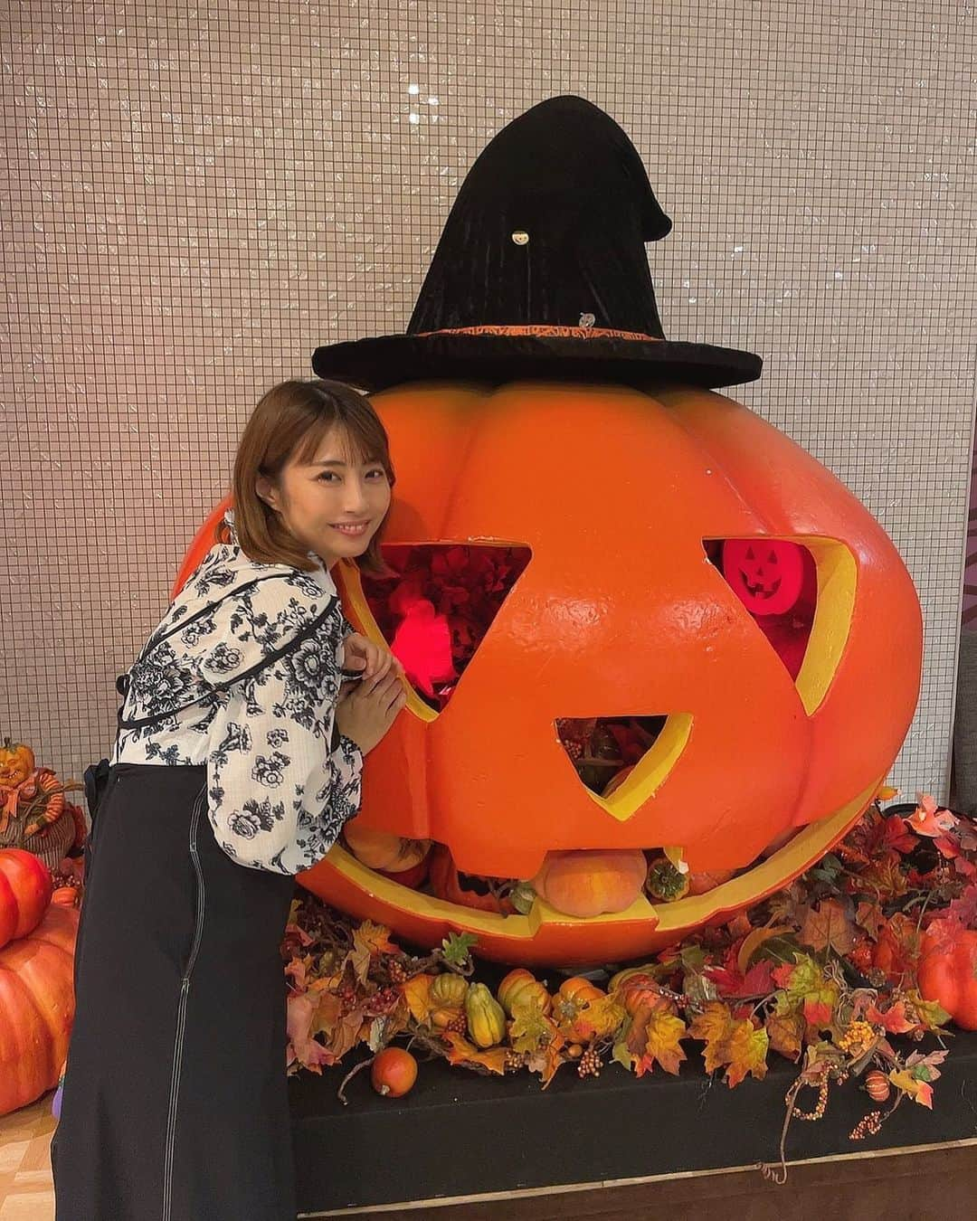 古川真奈美のインスタグラム：「. . Happy Halloween🎃✨ 本日は19時30分〜 みひろちゃんとインスタライブするよ🫶 ⁡ @mihiro0519   私のインスタライブと、みひろちゃんのYouTubeライブの同時配信です🙌 是非遊びにきてね🙋🏻‍♀️ ⁡ ではまた夜ね〜❤️ ⁡ ⁡ ⁡ #instalike #instamood  #ootd #东京 #扎心了 #ow #맞팔 #instapic  #팔로우미 #instaphoto #instagravure #girl #glam #followme #インスタグラビア #グラビア #japanesegirl #selfies #gravure  #lookgoodfeelgood」