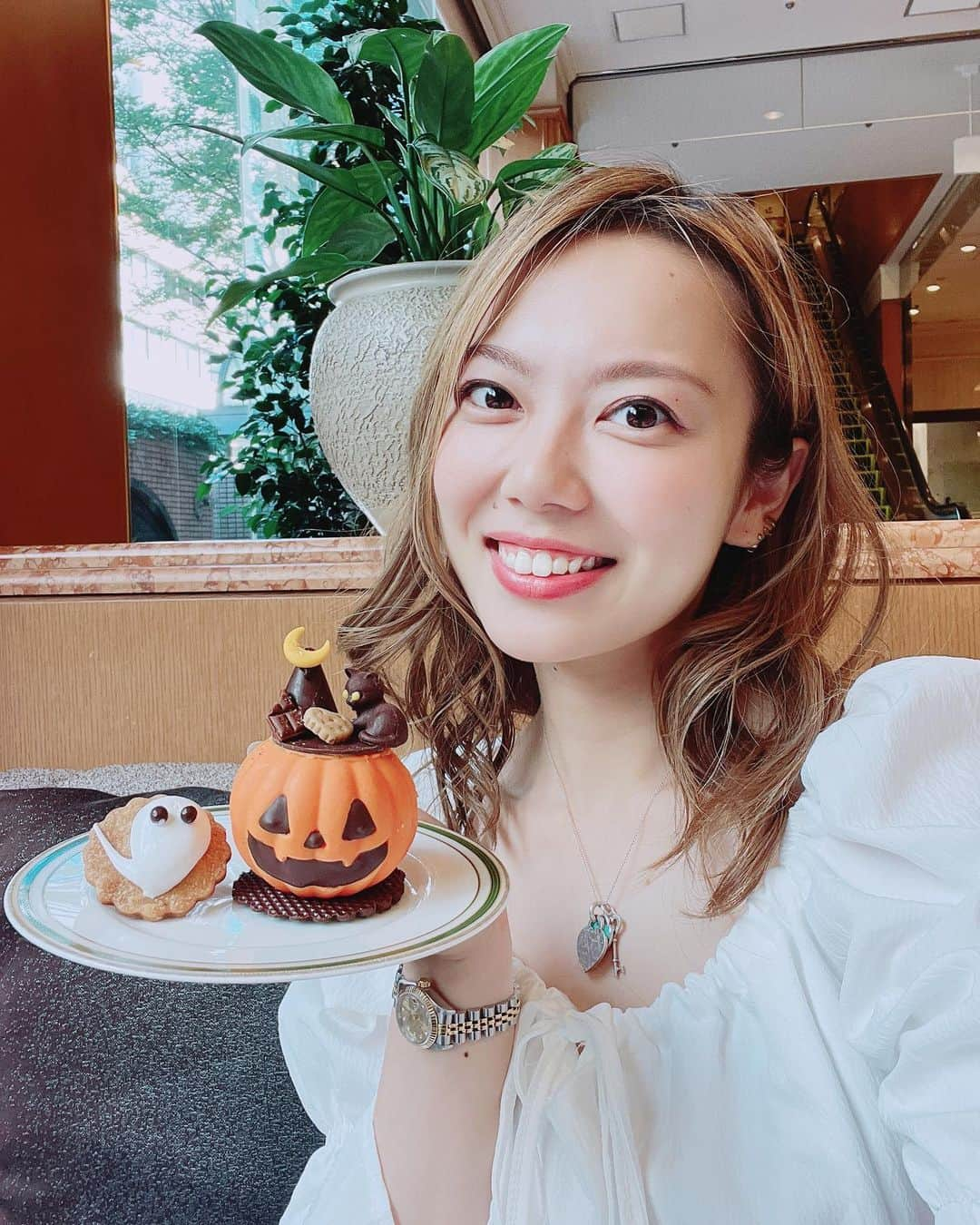 志村玲那のインスタグラム：「#happyhalloween  #halloween  #今年は #ハロウィンパーティー #できなかったから  #来月やる予定  #ということで #大好きな #アフタヌーンティー #日本だよ #海外旅行編はまだあるよ #ハロウィンだけは #この写真 #投稿したかった〜  #まぁ #行ったの今日じゃないけど  #ホテルカフェ #afternoontea #ハロウィン　#👻　#🎃」