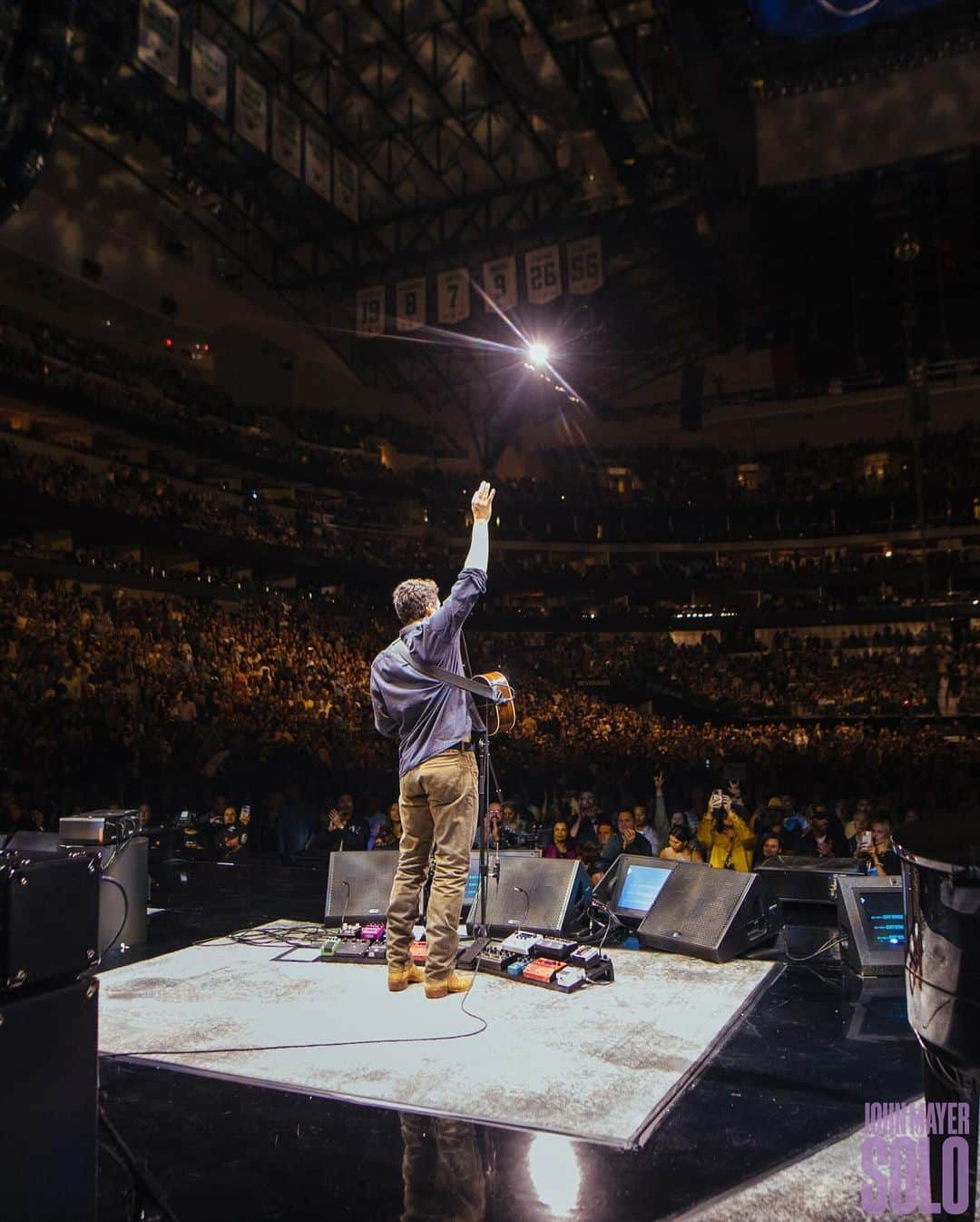 ジョン・メイヤーさんのインスタグラム写真 - (ジョン・メイヤーInstagram)「Dallas, TX - the first of three shows in Texas, and a really wonderful one at that. Thanks for the clever sign requests. You keep me on my toes every night.」10月31日 8時44分 - johnmayer