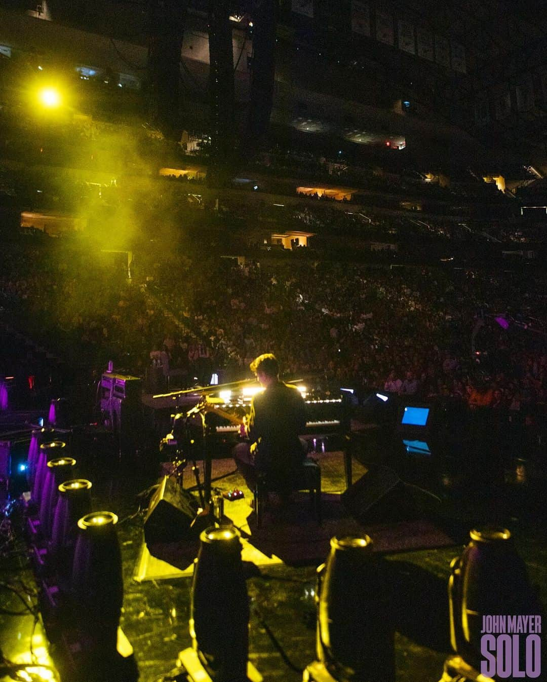 ジョン・メイヤーさんのインスタグラム写真 - (ジョン・メイヤーInstagram)「Dallas, TX - the first of three shows in Texas, and a really wonderful one at that. Thanks for the clever sign requests. You keep me on my toes every night.」10月31日 8時44分 - johnmayer