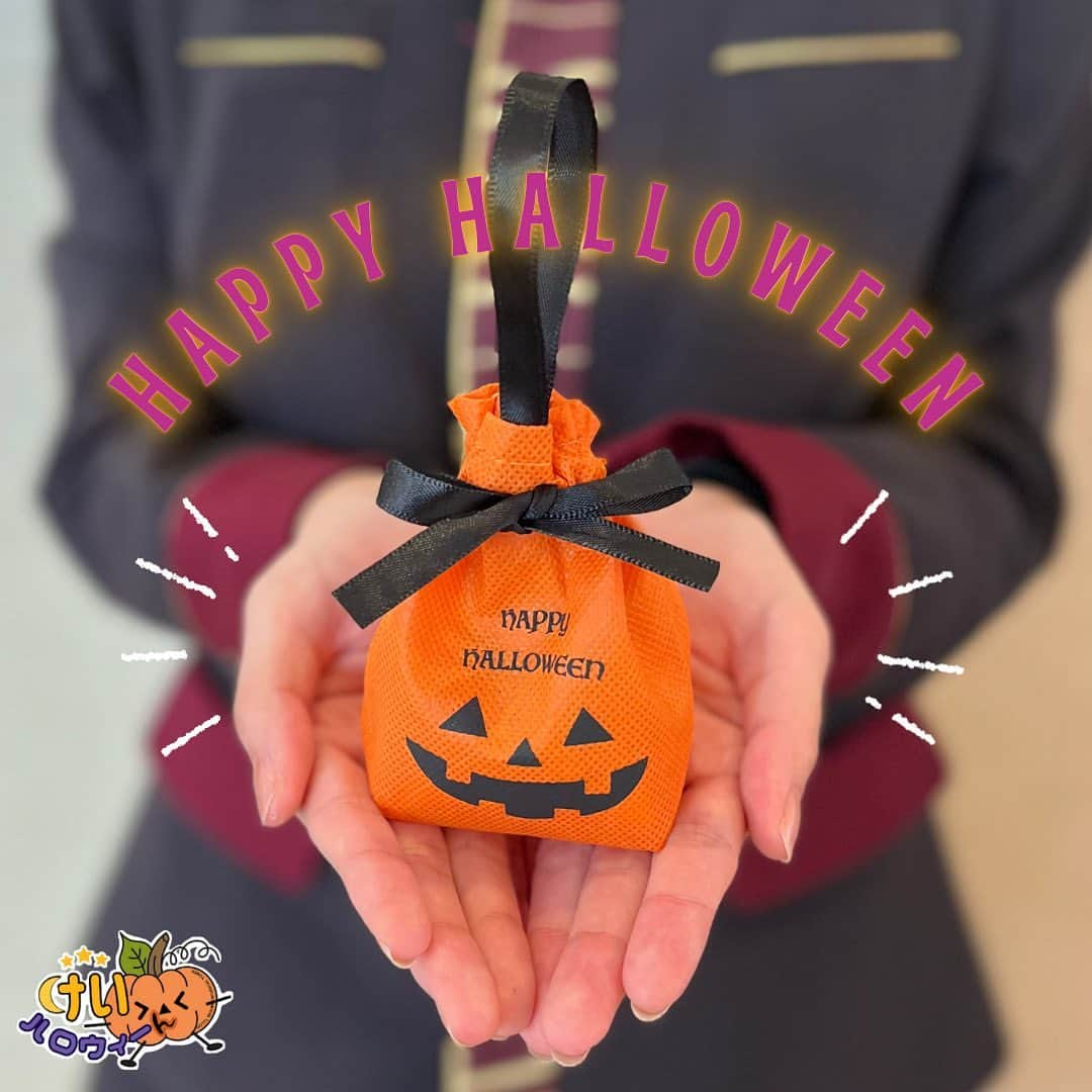 ホテル京阪ユニバーサル・タワーのインスタグラム：「* 【Trick or treat 🍬】  ハッピーけいハロウィーん！！  今日はハロウィーン🎃 仮装をしたりハロウィーンの飾り付けをしたり🎶 皆さまどのようにお過ごしですか？  当ホテルでもハロウィーンイベント期間はお子さまにお菓子をプレゼント中🎁 トリックオアトリート🎃❣️  ロビーのフォトスポットでもたくさん写真を撮っていただけると嬉しいです👻💕 みんなでハロウィーンを盛り上げよう🎉🎵  ※プレゼントのお菓子は無くなり次第終了いたします。 予めご了承ください。  @hotel_keihan_universal_tower https://www.hotelkeihan.co.jp/tower/  #ホテル京阪ユニバーサルタワー #usjオフィシャルホテル #大阪ホテル #大阪旅行 #ユニバーサルスタジオジャパン #ハロウィーン装飾 #ハロウィン  #お菓子 #ホテルハロウィーン #ジャックオランタン#ハロウィーン #けいハロウィーん　 #ホテル京阪ユニバーサルタワー15周年 #Halloween #trickortreat  #hotelkeihanuniversaltower #universalstudiosjapan  #유니버설스튜디오재팬  ※掲載内容は予告なく変更する場合がございます。 あらかじめご了承ください。」