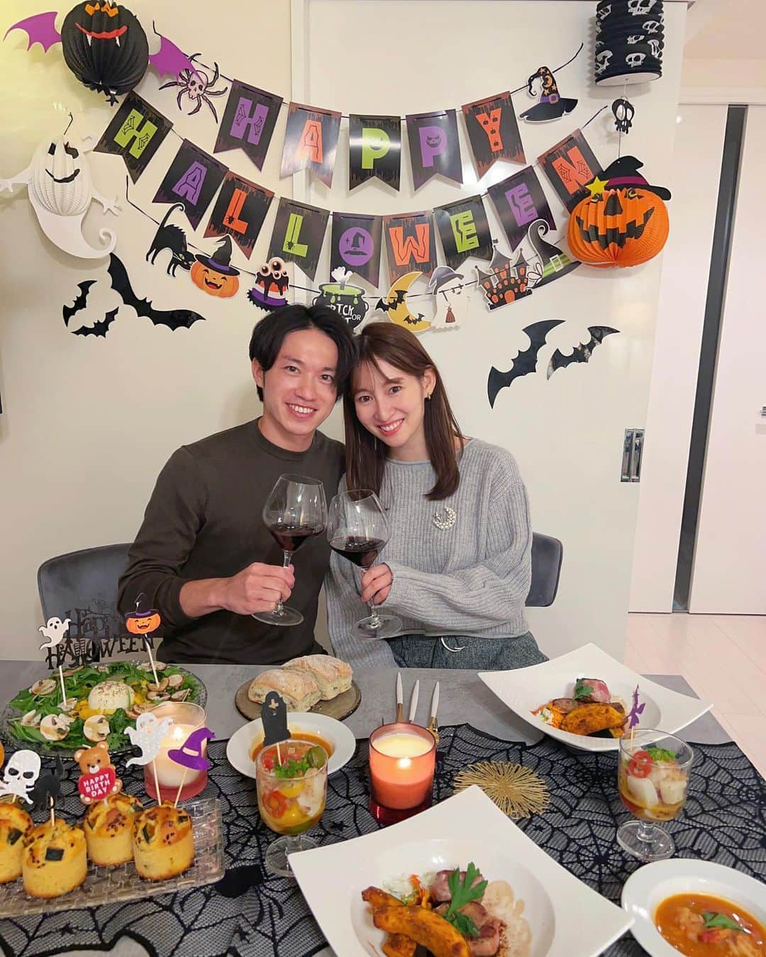 下田奈奈さんのインスタグラム写真 - (下田奈奈Instagram)「🎂🎃👻🍬🍭  Happy Birthday&Happy Halloween🐈‍⬛  ハロウィンの前日が夫の誕生日なので 毎年ハロウィンバースデーになります👻笑  前日の日曜に買い出ししてケーキとスープは仕込んで 当日の月曜は仕事のお昼休みにササっとデパートで お肉とパンを確保して帰りにイカ買って帰りました🤣  前日にAmazonで頼んでおいた装飾グッズが 無事に間に合って良かった〜🎃  蜘蛛の巣風のテーブルランナーが 想像以上に可愛いな〜🕸️  menu👩🏻‍🍳 ▫️豚ヒレ肉のベーコン巻きとカボチャのグリル ▫️イカとトマトのマリネ ▫️海老のトマトスープ ▫️生モッツァレラサラダ ▫️カボチャの米粉マフィン 全部 @yoko_beauty_food 先生のレシピ😋  来月お誕生日旅行の予定もあってワクワク♪ 毎日感謝でいっぱいの日々。いつもありがとう。 今年もいっぱい思い出つくろうね〜🧑🏻  #ハロウィンパーティー #ハロウィン料理 #halloweendinner #halloweenparty  #誕生日ディナー #誕生日ご飯 #誕生日ごはん  #奈奈メシ #奈奈色日記」10月31日 8時47分 - shimodanana