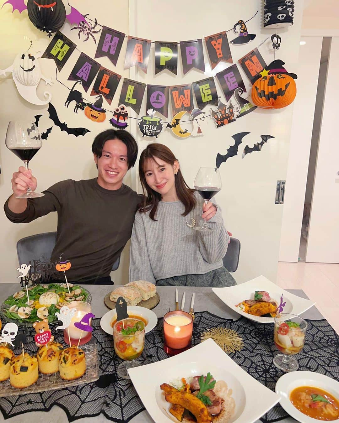 下田奈奈さんのインスタグラム写真 - (下田奈奈Instagram)「🎂🎃👻🍬🍭  Happy Birthday&Happy Halloween🐈‍⬛  ハロウィンの前日が夫の誕生日なので 毎年ハロウィンバースデーになります👻笑  前日の日曜に買い出ししてケーキとスープは仕込んで 当日の月曜は仕事のお昼休みにササっとデパートで お肉とパンを確保して帰りにイカ買って帰りました🤣  前日にAmazonで頼んでおいた装飾グッズが 無事に間に合って良かった〜🎃  蜘蛛の巣風のテーブルランナーが 想像以上に可愛いな〜🕸️  menu👩🏻‍🍳 ▫️豚ヒレ肉のベーコン巻きとカボチャのグリル ▫️イカとトマトのマリネ ▫️海老のトマトスープ ▫️生モッツァレラサラダ ▫️カボチャの米粉マフィン 全部 @yoko_beauty_food 先生のレシピ😋  来月お誕生日旅行の予定もあってワクワク♪ 毎日感謝でいっぱいの日々。いつもありがとう。 今年もいっぱい思い出つくろうね〜🧑🏻  #ハロウィンパーティー #ハロウィン料理 #halloweendinner #halloweenparty  #誕生日ディナー #誕生日ご飯 #誕生日ごはん  #奈奈メシ #奈奈色日記」10月31日 8時47分 - shimodanana