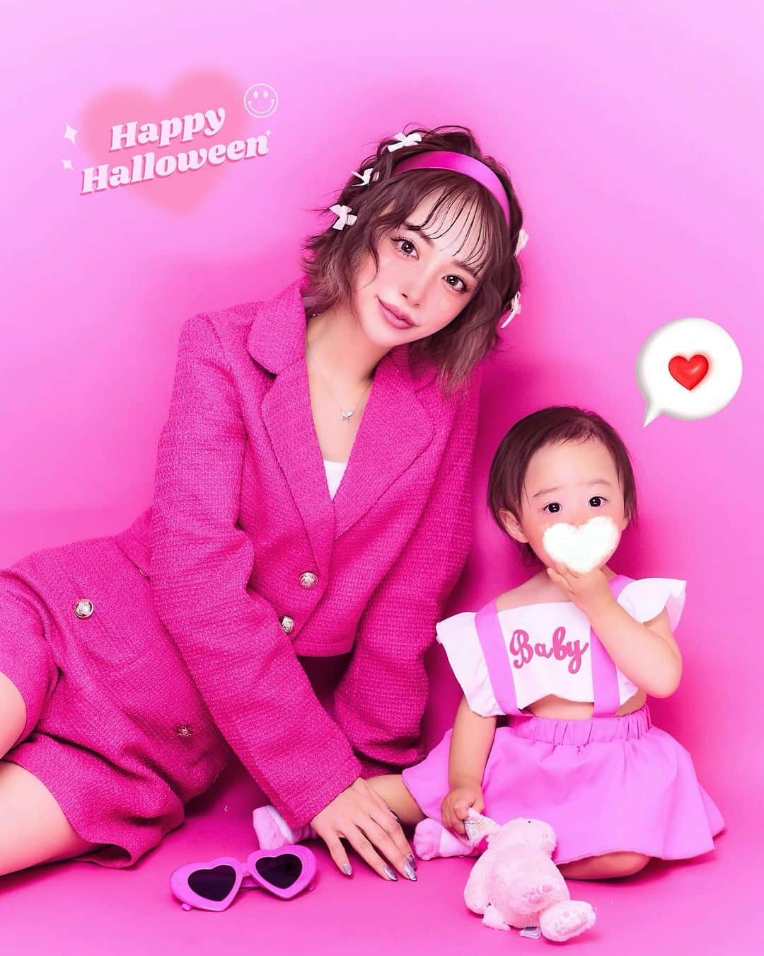 サキ吉のインスタグラム：「Happy Halloween💓💓💓💓💓 親子Barbie💘 ． 念願すぎた🥰💓 親子で推してください🔥✨️ ． ． ． 今回も @photo.plusstudio さんで撮ってもらったよ📸 サキ吉クーポン🎫  #pr  撮影料金から1万円割引🉐 家族、カップル、プロフィール写真など✨️ プロに撮ってもらえるよ🥰❤️ ご自由に使ってね💓 コード：【001】 クーポン使用期限 12月末日 ※エコノミープラン以外適用可 ． ． ． #新米ママ #女の子ママ #令和4年ベビー  #ママライフ #ママ垢さんと繋がりたい #1歳児ママ #産後ダイエット #ママコーデ #ママファッション  #ママコーディネート #ハロウィンパーティー #ハロウィンコスプレ  #ハロウィン仮装 #halloweencostume  #halloweenparty  #barbiegirl  #barbiecosplay  #バービー  #赤ちゃんとママ  #halloween2023  #photoplusstudio#フォトスタジオ#フォトプラ#フォトプラススタジオ#宣材写真#新宿フォトスタジオ#撮影スタジオ#photostudio#photostudiotokyo」