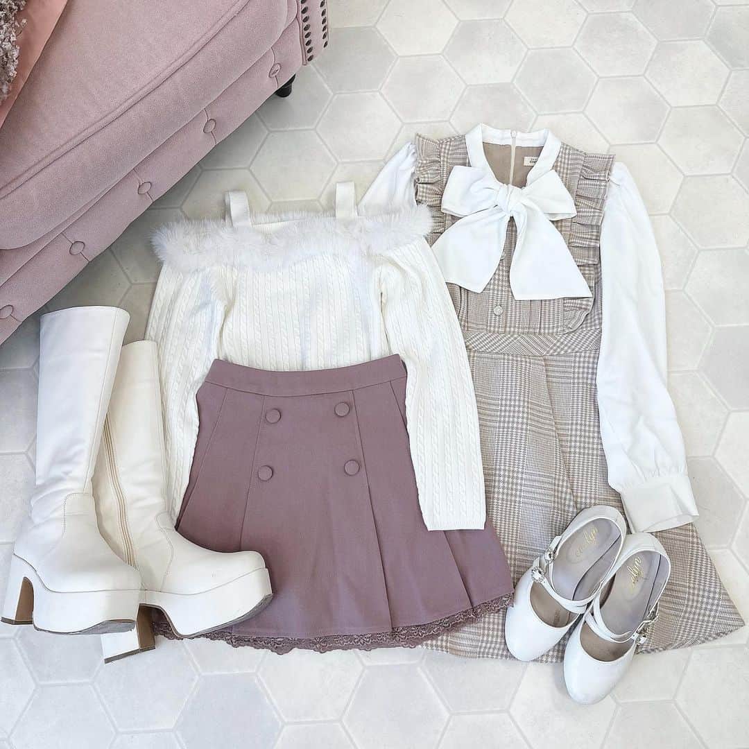 evelynのインスタグラム：「winter new  coordinate🐰♥︎ ㅤㅤㅤㅤㅤㅤㅤㅤㅤㅤㅤㅤㅤ #オフショルファーニット ¥7,400 ㅤㅤㅤㅤㅤㅤㅤㅤㅤㅤㅤㅤㅤ #ボックスプリーツSK ¥6,900 ㅤㅤㅤㅤㅤㅤㅤㅤㅤㅤㅤㅤㅤ #リボンチェックOP ¥9,800 ㅤㅤㅤㅤㅤㅤㅤㅤㅤㅤㅤㅤㅤ #evelyn #エブリン」