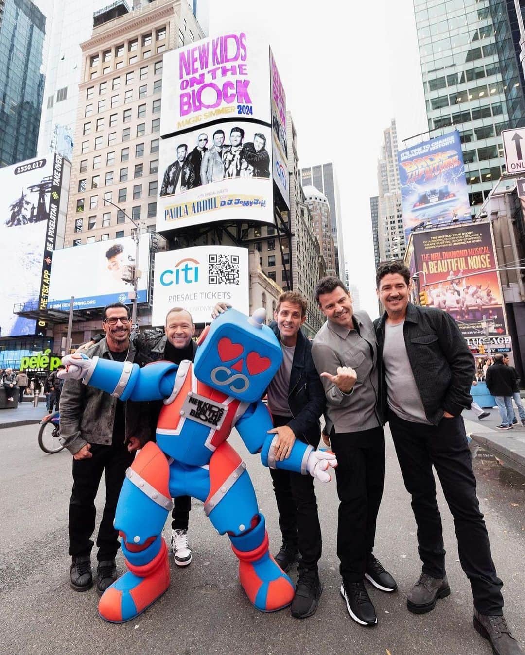 ニュー・キッズ・オン・ザ・ブロックのインスタグラム：「Sending #BHLove from Time Square! 🤖❤️♾️  📸: @parisvisone」