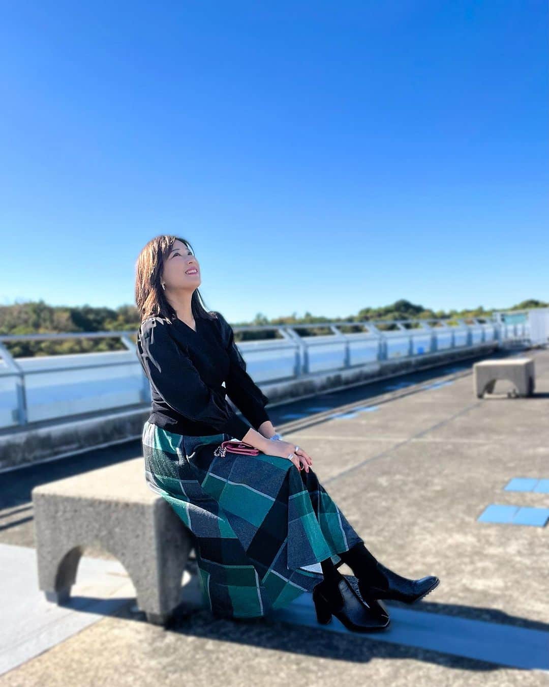 のインスタグラム：「✧︎ 【変わることを恐れない】  なにか新しいことをする時って不安で恐怖心が”ふつふつ“と湧いてでるもの。 それは自分を守るための必要な感情なのだけど、本当は「わくわく」と楽しい気分でいたいよね。  誰かの目線を気にしているとその「わくわく」が大丈夫かな？ に変わってしまう。  私もなかなか変わることが出来なくて、勇気が出るまでたくさんの時間がかかったけど少しずつでいいから変化した自分に「どんな楽しいことが待っているか」考えてみて。  変わることを楽しもう♪ 頑張ってきた自分を思い出して、自分目線で歩いていこう♡ 大丈夫だから♪  #美メンタルコーチング  #コーチング  #美マインド  #格上げライフスタイル #魅力開花  #心  #幸せ  #癒し #happy  #素敵な大人になるために  #身も心も美しく」