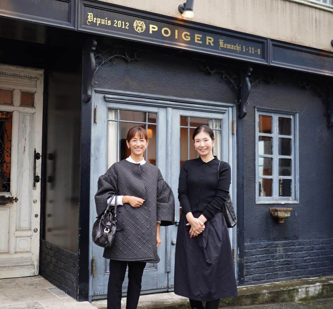 前田有紀のインスタグラム：「10月も最終日。色んなことが押し寄せてきた怒涛の10月を振り返って、とてもよき時間だったのがかなり前のことですが、「好きを仕事に研究会」でご一緒している赤川さん　@soel_noriko.akagawa  とのランチミーティングでした。鎌倉の小さなパリのようなレストラン、ポアジェさんにて。 1期、2期とたくさんの研究生との出会いがあり、いまも繋がり続けて小さなコミュニティのようになってきたのは想像以上。これまでを振り返り、プロジェクトの進め方、改善点、課題、求められてきたこと、自分たちが実現したいことなど膝を突き合わせて話し合いました。勢いで様々な発想をしてドタバタ進めてしまう私と、穏やかに一つ一つ丁寧に考えて言葉に変えていく赤川さん。全然違う2人なのに（だからこそ）このプロジェクトをチームで乗り越えられた！という気持ちでいます。  また、2024年は新しい形で活動を進められたらと思っています〜！  coat :  @celford_official  @celford_we_love_   #好きを仕事に研究会」