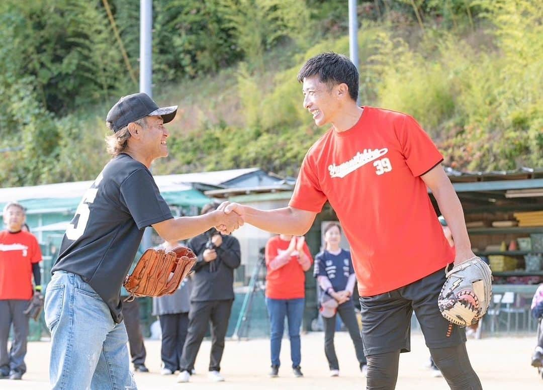 矢野燿大さんのインスタグラム写真 - (矢野燿大Instagram)「・ 2023.10.29(日)⚾️  夢は叶う！ヒーロー伝説はここから！ のイベントに参加させてもらいました😄  午前中は子どもたちの野球教室⚾️ 午後からは大人の野球大会⚾️ 夜は講演会の豪華3本立て😄  天気にも恵まれ、楽しい時間を過ごしました😄  また、今回のイベントにおいて、 39基金へ【24,030円】の募金をいただきました。 ご協力に心から感謝いたします！  主催者ならびに、スタッフの皆様、 ありがとうございました！  by ヤノマネ  #矢野燿大 #大嶋啓介 さん #コラボイベント #野球教室 #大人の野球大会 #講演会 #矢野ガッツ #ゆめのとびらプロジェクト」10月31日 8時54分 - yano_akihiro3988