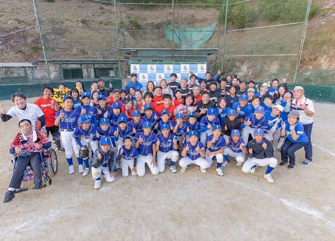 矢野燿大さんのインスタグラム写真 - (矢野燿大Instagram)「・ 2023.10.29(日)⚾️  夢は叶う！ヒーロー伝説はここから！ のイベントに参加させてもらいました😄  午前中は子どもたちの野球教室⚾️ 午後からは大人の野球大会⚾️ 夜は講演会の豪華3本立て😄  天気にも恵まれ、楽しい時間を過ごしました😄  また、今回のイベントにおいて、 39基金へ【24,030円】の募金をいただきました。 ご協力に心から感謝いたします！  主催者ならびに、スタッフの皆様、 ありがとうございました！  by ヤノマネ  #矢野燿大 #大嶋啓介 さん #コラボイベント #野球教室 #大人の野球大会 #講演会 #矢野ガッツ #ゆめのとびらプロジェクト」10月31日 8時54分 - yano_akihiro3988