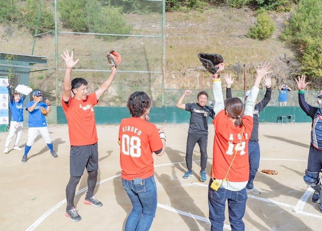 矢野燿大さんのインスタグラム写真 - (矢野燿大Instagram)「・ 2023.10.29(日)⚾️  夢は叶う！ヒーロー伝説はここから！ のイベントに参加させてもらいました😄  午前中は子どもたちの野球教室⚾️ 午後からは大人の野球大会⚾️ 夜は講演会の豪華3本立て😄  天気にも恵まれ、楽しい時間を過ごしました😄  また、今回のイベントにおいて、 39基金へ【24,030円】の募金をいただきました。 ご協力に心から感謝いたします！  主催者ならびに、スタッフの皆様、 ありがとうございました！  by ヤノマネ  #矢野燿大 #大嶋啓介 さん #コラボイベント #野球教室 #大人の野球大会 #講演会 #矢野ガッツ #ゆめのとびらプロジェクト」10月31日 8時54分 - yano_akihiro3988