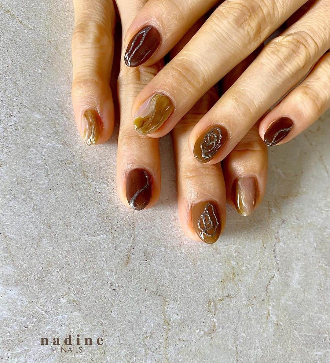 nadineNAILSのインスタグラム：「🤎🍯🧸  ありがとうございます｡ ·͜· ｡  @takano_naoko design arranged   #ブラウンネイル  #ニュアンスネイル  nail sheet 🪐‪ @lavankomono   *─────────────────────────*   * * * #個性派ネイル #シンプルネイル #ミラーネイル #オシャレネイル #大人ネイル #恵比寿ネイルサロン #nailstagram  #autumnnails #ebisunailsalon  #brownnails #newnails  #nadinenails #美甲 #tgel #젤네일 #네일아트 #네일스타그램 #인기네일 #btsyoko #이달의네일 #가을네일  #자석네일」