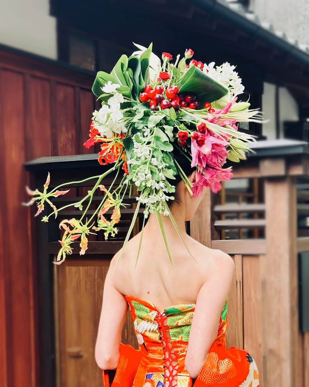 宮内 孝之 花飾人 花の妖精のインスタグラム：「【艶花 あではな】Back Style 女性を美しく輝く心豊かな世界に 日本文化の新しいスタイル  花で笑顔に変わる瞬間を  [Glossy Flower Adana] flowers make everyone beautiful I can't get it out with facial flowers The beauty of fresh flowers and the sense of the seasons once you experience I want to do it again  The moment when flowers turn into smiles A new style of Japanese culture  #TakayukiMiyauchi  #宮内孝幸 #宮内孝之 #フラワーアーティスト  #日本文化　 #ヘアーフラワー　 #髪飾り　 #生花　 #華道家　 #艶花　 #いけばな  #Japan  #フラワーライブショー　 #SDGS  #花の力   ▼公式サイト  www.takayukimiyauchi.com  #THEGOODFLOWERJAPAN #花空間装飾 #flower  #flowers  お花→ブルースター・グロリオサ・カラーピンク・ユリ八重ピンク、その他」