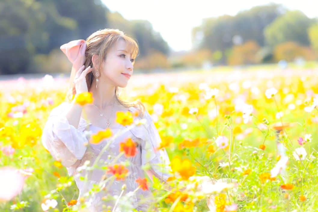 Mari Shimizuのインスタグラム：「ふわふわコスモス😊🌸 秋桜❤️大好きです。 儚げで、でも可憐で😊  今年のコスモスはもうおわり😊来年また、可愛い撮影できたらいいな😊  さてさて、今日も皆様、頑張りましょう😊 .  .  .  #portrait　#グラビアアイドル #カメラマンさんと繋がりたい 　#インフルエンサー #写真撮ってる人と繋がりたい 　#紅葉　#撮影依頼募集中 #作品撮り #model #photoographer　#秋桜 #インスタ映え #jp_portrait部 #モデル　#清水麻里 #fashion  #グラビア #ポートレート #ポートレートモデル #sexy #カメラマン  #スタジオ　#撮影 #あけぼの山農業公園 #hip  #モデル」