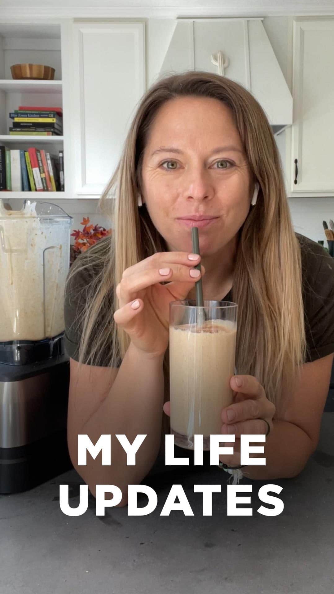 Simple Green Smoothiesのインスタグラム：「I cannot be the only one who had a really hard year?  As I find my way back to a “new normal”, I wanna do it with you. So here I am- showing up to help you… and help me.   What recipes do you want to see? What results do you want to experience for YOU?  #griefjourney @rawktheyear @nathansportsinc @vitamix @namawell」