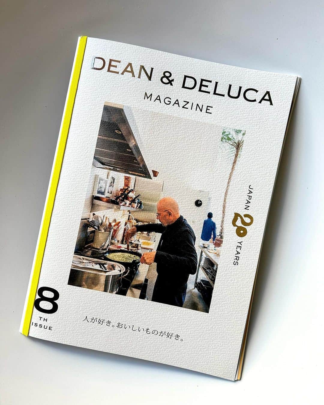 松浦弥太郎のインスタグラム：「DEAN&DELUCAマガジン8号が10月31日に発売です。この一冊は、DEAN&DELUCAが日本スタート20周年を祝した記念号。巻頭特集のテーマは「お肉料理はこんなふうに」。川津幸子さんがご自分のレシピの中でこれはほんとうにおいしい！と思う、普段のお肉料理を教えていただきました。どれもが絶品です。川津家のかんたんスープもご紹介。井川直子さんの生産者を訪ねるコラムもスタートしました。函館のワイナリー農楽蔵さんの歩みに感動です。そして、ニューヨークでバスク料理レストランを営むアレックスさんの料理人生。今号でもっともスペシャルなのは、DEAN&DELUCAのアートディレクションや空間デザインを手掛けた創業者の一人、ジャック・セグリックさんの自宅取材。こちらは私たちの長年の夢でした。イーストハンプトンに暮らすジャックさんの美学やセンスの秘密をうかがいました。ぜひ手にとってご覧ください。8号は「人が好き、おいしいものが好き」をたっぷり詰め込み、みなさんにお届けします。#松浦弥太郎 #deananddeluca #deananddelucamagazine」