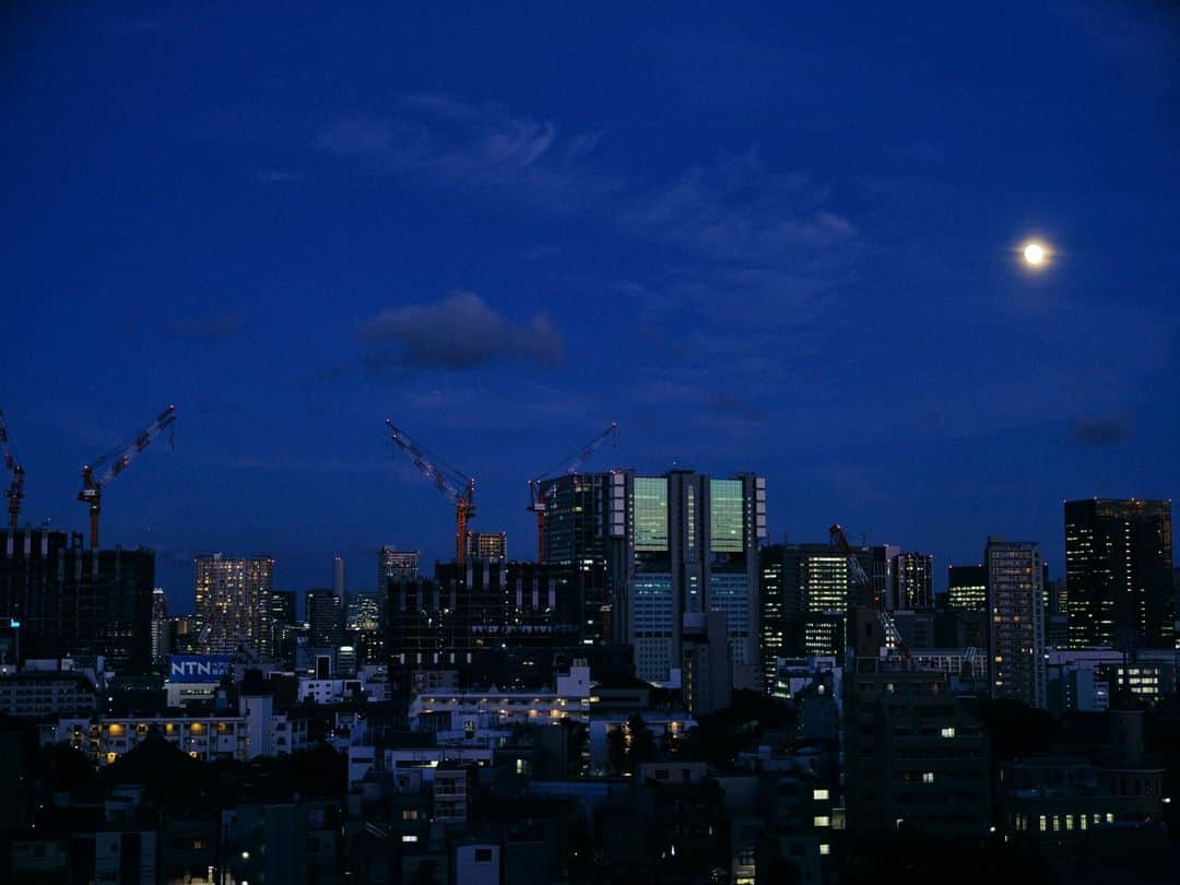 Meiji Gakuin/明治学院大学/明学のインスタグラム：「白金キャンパスからの夜景と月🌙  今日で10月も終わり。どんな1ヵ月でしたか？ 朝晩冷え込む日が増え、 日が落ちるのが早くなりましたね😌  体調には気を付けてください。 今日もお疲れ様でした☁️  #明治学院大学 #白金キャンパス #白金 #秋学期 #秋学期もがんばろう #明学 #明治学院 #明学人 #勉強 #大学 #授業 #明学生 #メイガク #明学ライフ #大学生活 #キャンパスライフ #mgu #夜景 #meijigakuinuniversity #meijigakuin #meigaku #mgu #photography #photographer」