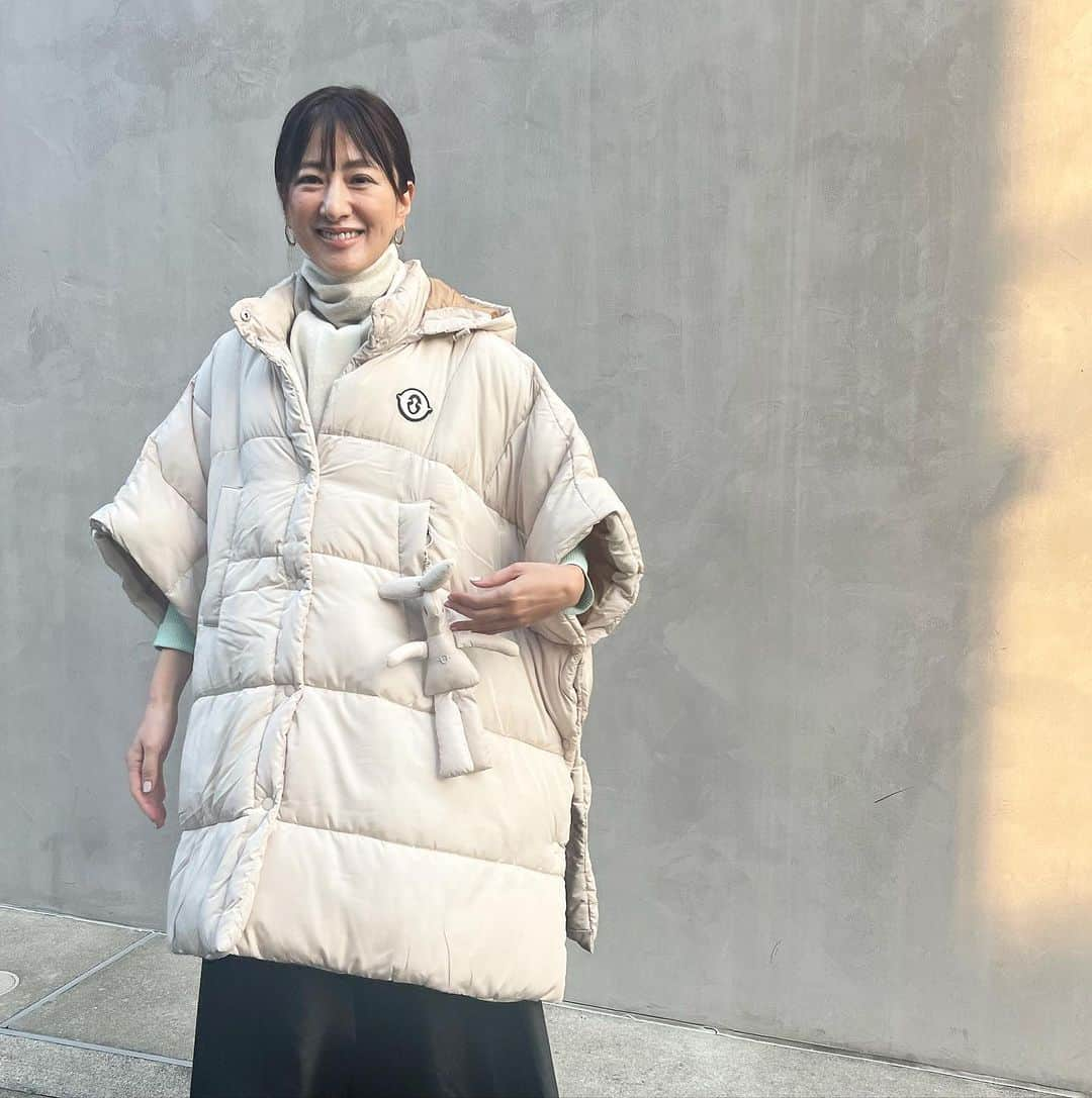 前田ゆかさんのインスタグラム写真 - (前田ゆかInstagram)「今年は、アウターにポンチョをセレクト🤍  サッと着れる キルティングポンチョが新鮮！  脇下のスナップボタンで袖を調節し自分好みの着こなしが出来る作り、セーターの上からも着れちゃうから重宝しそう  #オットダムバニー　のチャームが目印 よーく見ると分かります❓ 同じカラーのバニーが付いてカラーバリエーションも豊富！  好きなアウターを見つける楽しさもありますよ。 ポイントになって かわいいですよね〜  @ottodame_jp  同じブランドの エコファーバック🤍もまたまたキュート ショルダーの持ち手もファーをふんだんに施されて  軽くて 温かい  娘と共有して使ってます🤍  @pdst.jp  恵比寿ガーデンプレイスB1 パサージュデュストックマンで購入できますよ。  #パサージュドゥストックマン  #noname #ottodame  #pr」10月31日 9時01分 - maeyuka