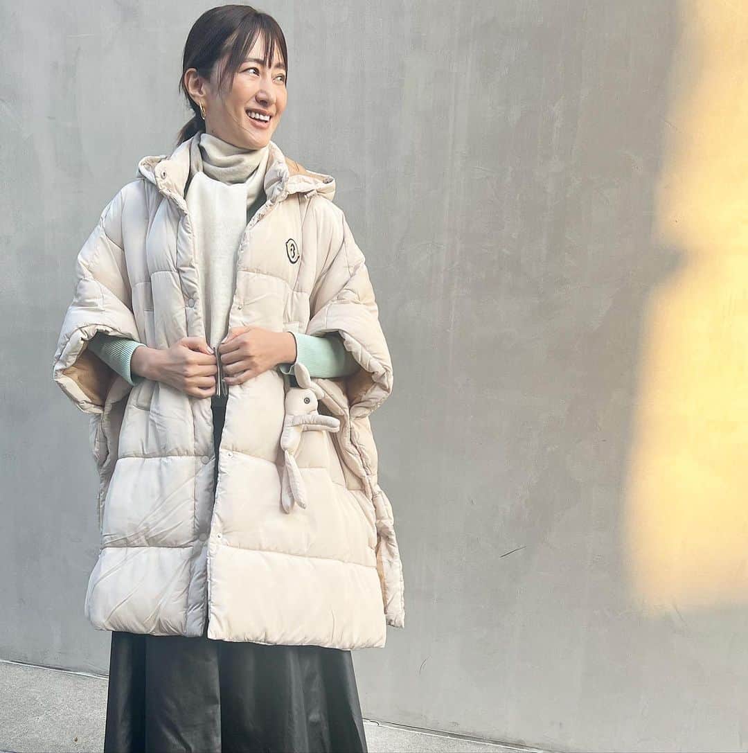 前田ゆかのインスタグラム：「今年は、アウターにポンチョをセレクト🤍  サッと着れる キルティングポンチョが新鮮！  脇下のスナップボタンで袖を調節し自分好みの着こなしが出来る作り、セーターの上からも着れちゃうから重宝しそう  #オットダムバニー　のチャームが目印 よーく見ると分かります❓ 同じカラーのバニーが付いてカラーバリエーションも豊富！  好きなアウターを見つける楽しさもありますよ。 ポイントになって かわいいですよね〜  @ottodame_jp  同じブランドの エコファーバック🤍もまたまたキュート ショルダーの持ち手もファーをふんだんに施されて  軽くて 温かい  娘と共有して使ってます🤍  @pdst.jp  恵比寿ガーデンプレイスB1 パサージュデュストックマンで購入できますよ。  #パサージュドゥストックマン  #noname #ottodame  #pr」
