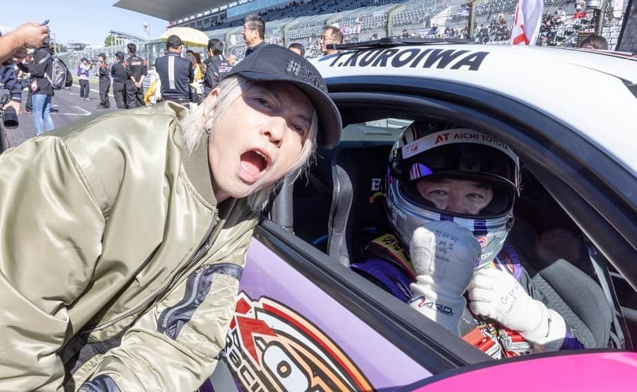 黒岩唯一さんのインスタグラム写真 - (黒岩唯一Instagram)「鈴鹿サーキット決勝レース日 なんと！！HYDEさんが、応援に駆けつけてくれました！！最大のパワーを送ってもらい、スタートからのアクシデントも避け、その後、数回あったアクシデントにも巻き込まれず、仲間の山崎武司選手とのバトルを楽しみました。130Rを全開で走行して、シケインインで前に出れると思ったのですが届かず、少し接触してしまいました(反省。ペナルティ30秒がレース後下される)。タイム的には、黒岩が速かったのですが、抜けないのが、鈴鹿サーキット。レース後、沢山の方から、良いレースでしたねと、声やコメントもらい、黒岩としても、やれることはやれたと思います。 HYDEさんからも『すごく楽しかった。生まれて初めてサーキットに来たけど、凄いイベントなんだね』と、また、ペナルティがついたことには、『黒ちゃんらしくて良いね！！笑』と、終始和やかな雰囲気でした。HYDEさんの影響で、初めてレースを見た人も、サーキットに足を運んでくれた人もいると思います。これをきっかけに、また、遊びに来てくれたら幸いです。 次戦は、最終戦の富士スピードウェイ(11月25.26日)トップ10狙いで頑張ります！！  @hydeofficial  @toyota_gazoo_racing  @at_aichitoyota  @kone_racing  @araihelmet.ltd  #フロンティアの介護  @atex_technosmilegroup  @sanwaservice_group  #池戸製作所  #中日仮設  @luminox_japan  @bride_japan  #小倉クラッチ  @dunlop_motorsport  #advics  #テレビ愛知 #黒ちゃんねる #エフエム807 #イブスト807 @masudakazuhisa_photographer」10月31日 9時01分 - tadakazukuroiwa