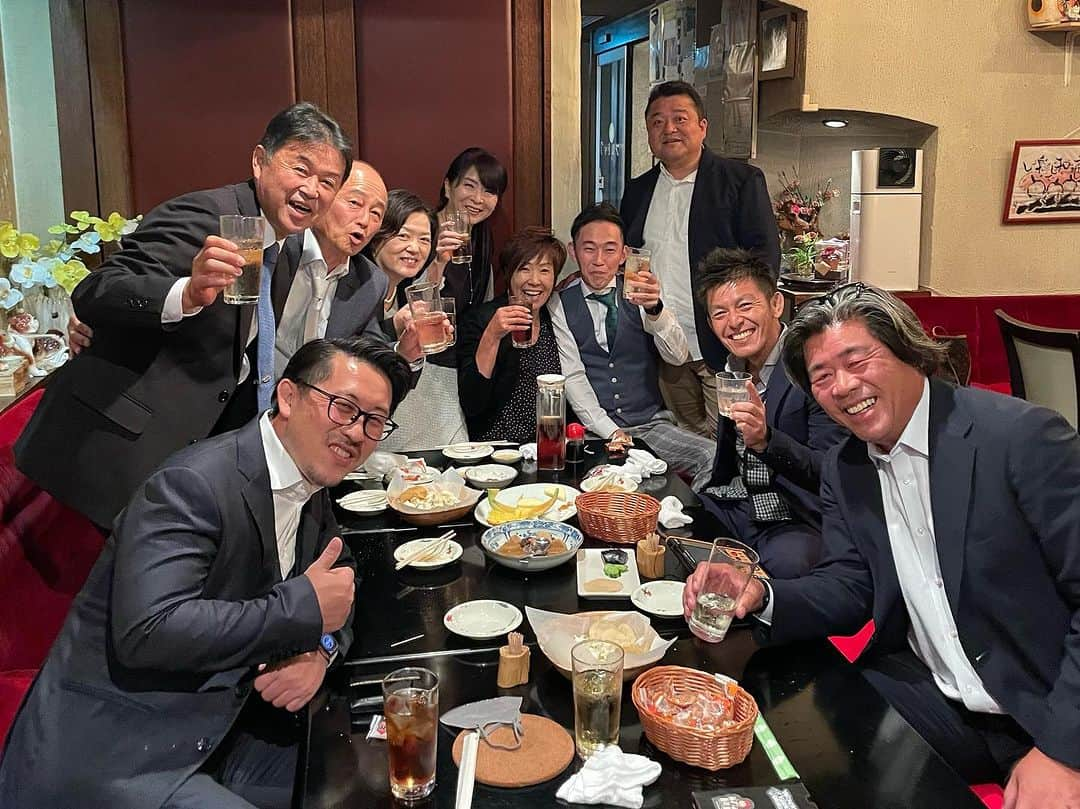 松山三四六さんのインスタグラム写真 - (松山三四六Instagram)「🍻  巴屋 創業100周年💯  揚介ちゃん 社長就任、おめでとう㊗️  いつも有り難う☺️  素敵な仲間たちに支えられて、 これからも益々、 地域の皆さまに愛される会社でいて下さい😌  #巴屋　#リネンサプライ #クリーニングの巴屋 #ラッコのマーク #信州を洗う」10月31日 9時01分 - sanshiroumatsuyama