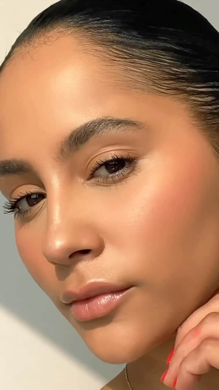 ドゥラメールのインスタグラム：「Your glowing moment 🤩   Get this luminous makeup look:  •	The Broad Spectrum SPF 50 UV Protecting Fluid helps defend skin against everyday exposure to UV rays. •	The Foundation Brush hugs facial contours to blend flawlessly. •	The Soft Fluid Long Wearing Foundation delivers a naturally radiant finish. •	The Powder Brush dusts powder without build-up. •	The Powder sets and perfects your beauty look. •	The Lip Volumizer moisturizes as it shines.  Discover more at the link in bio. #LaMer #LaMerSkincare #LaMerSPF #LaMerFoundation #LaMerPowder #LaMerLipVolumizer」