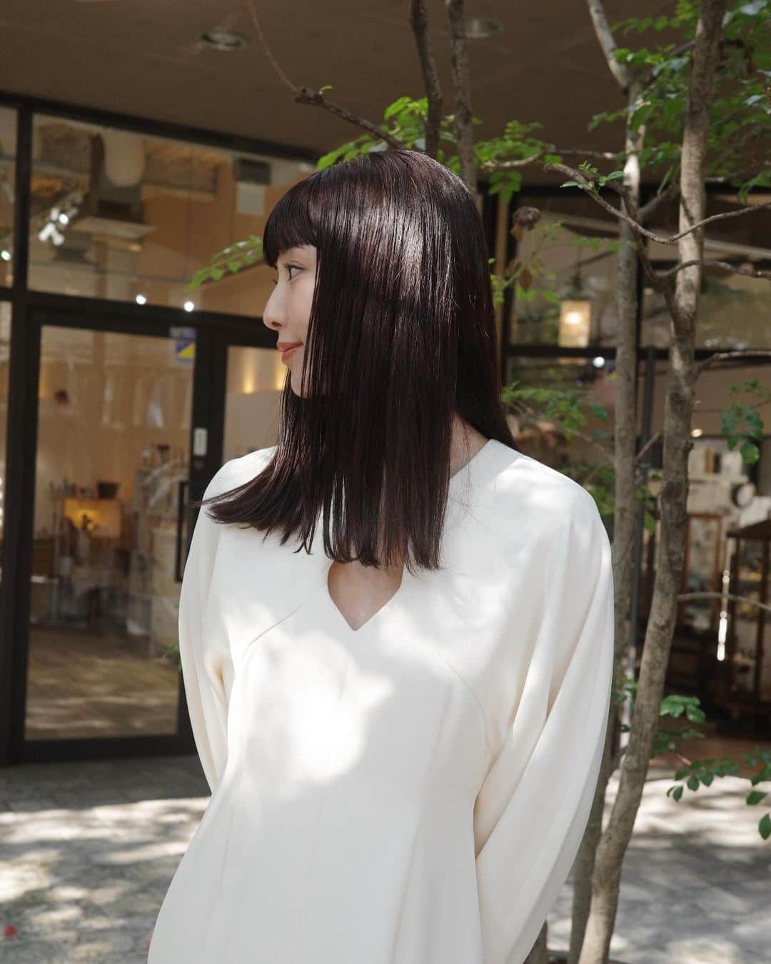 izu（出岡美咲）さんのインスタグラム写真 - (izu（出岡美咲）Instagram)「こちらに来て初めてのヘアメンテナンスは @i._hair_nagisa にお願いしました。  地毛に近い色でとオーダーしたのですが、ここまで暗くてもばっちり抜け感出してくださり... 可愛くて嬉しい♡  美容成分をたっぷり入れながらの 天使の艶カラー 手触り良過ぎて毎日触っちゃう🌱  #NEWHAIR #秋ヘアカラー #秋カラー」10月31日 9時14分 - izu_stagram