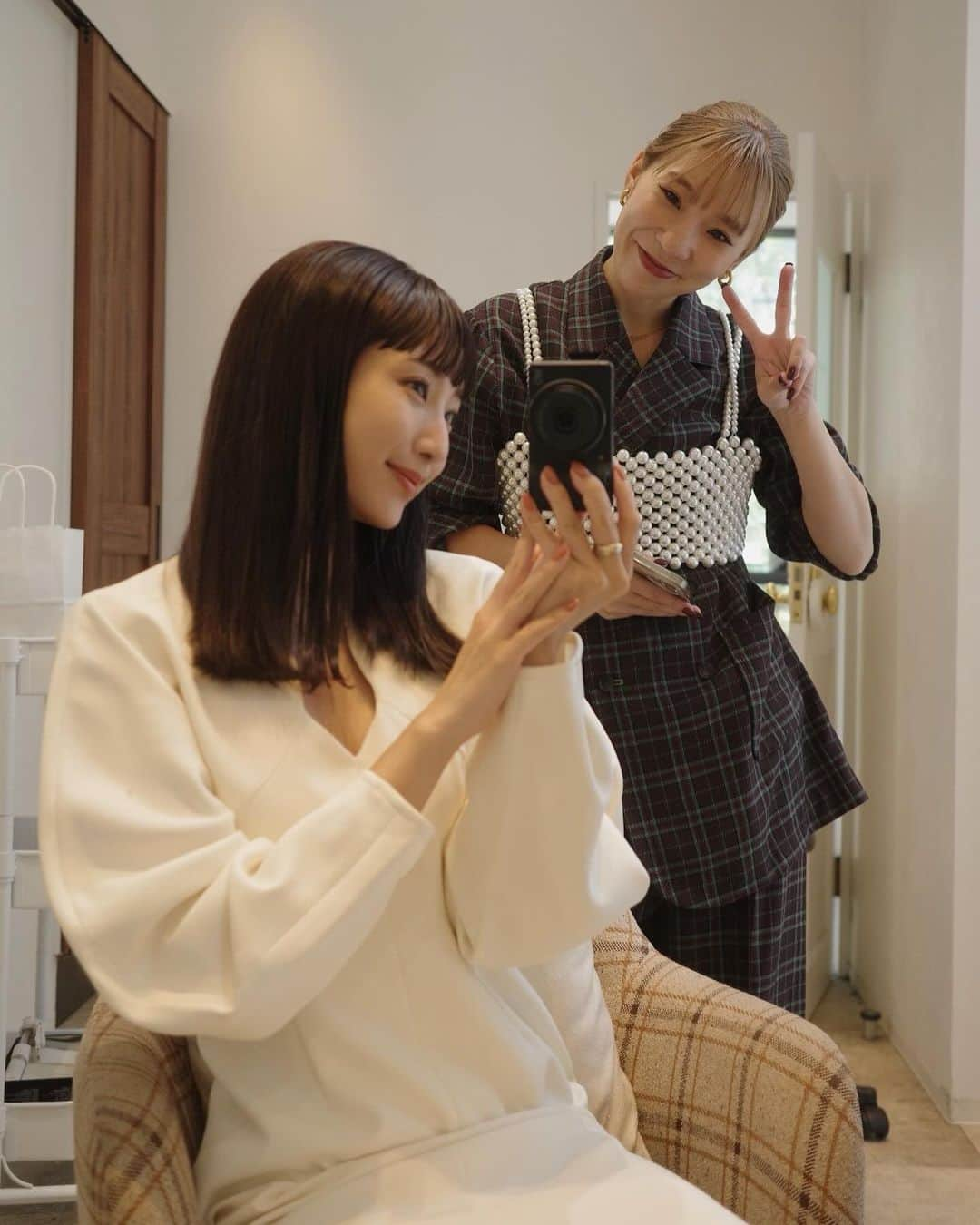 izu（出岡美咲）さんのインスタグラム写真 - (izu（出岡美咲）Instagram)「こちらに来て初めてのヘアメンテナンスは @i._hair_nagisa にお願いしました。  地毛に近い色でとオーダーしたのですが、ここまで暗くてもばっちり抜け感出してくださり... 可愛くて嬉しい♡  美容成分をたっぷり入れながらの 天使の艶カラー 手触り良過ぎて毎日触っちゃう🌱  #NEWHAIR #秋ヘアカラー #秋カラー」10月31日 9時14分 - izu_stagram