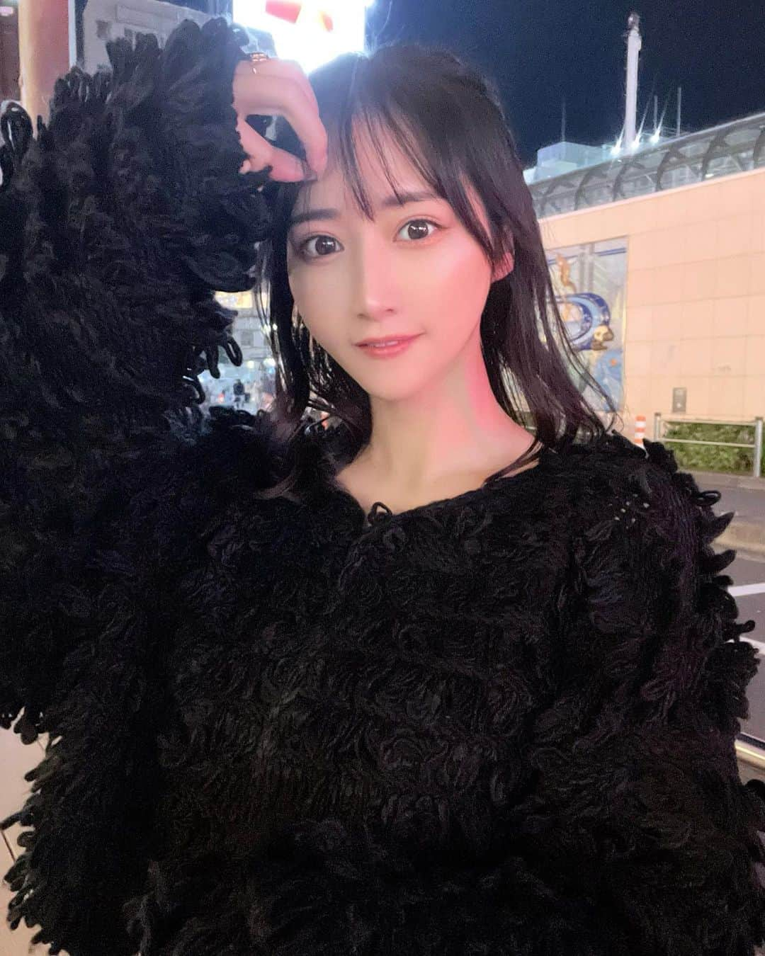 川瀬もえのインスタグラム：「不意打ち🫢  お洋服はBrightRainbowさんのモコモコ黒 暑すぎなくてこの季節にのアウターにぴったり🍁  #1日1川瀬」