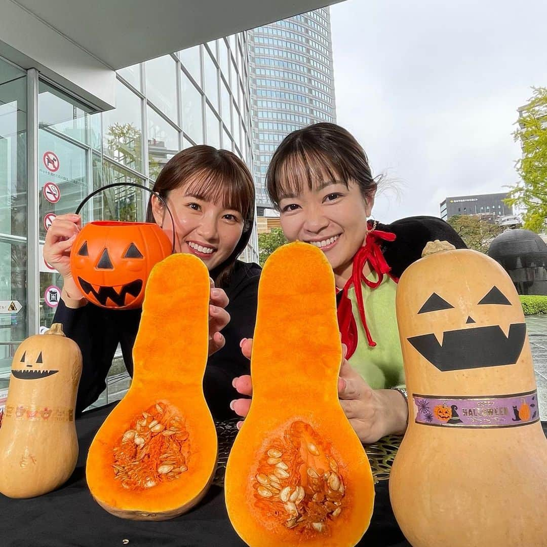 磯貝初奈さんのインスタグラム写真 - (磯貝初奈Instagram)「Happy Halloween🎃  左側の髪の毛の乱れに本番中マントの装着に苦心した跡が、、😂笑  #サンデーLIVE!! #鷲尾千尋 アナ #磯貝初奈」10月31日 9時14分 - hana_isogai