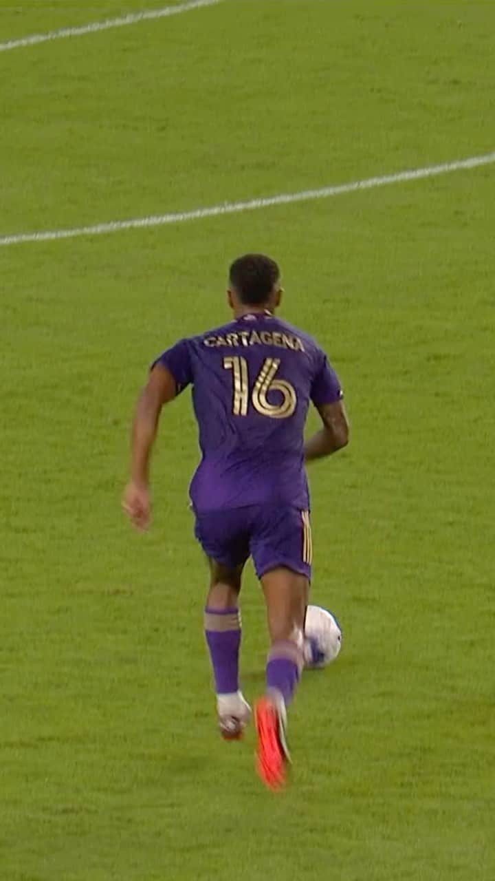 Major League Soccerのインスタグラム：「Hard to score a goal better than this banger by @wildercartagena! 😱  @orlandocitysc // @audi MLS Cup Playoffs」