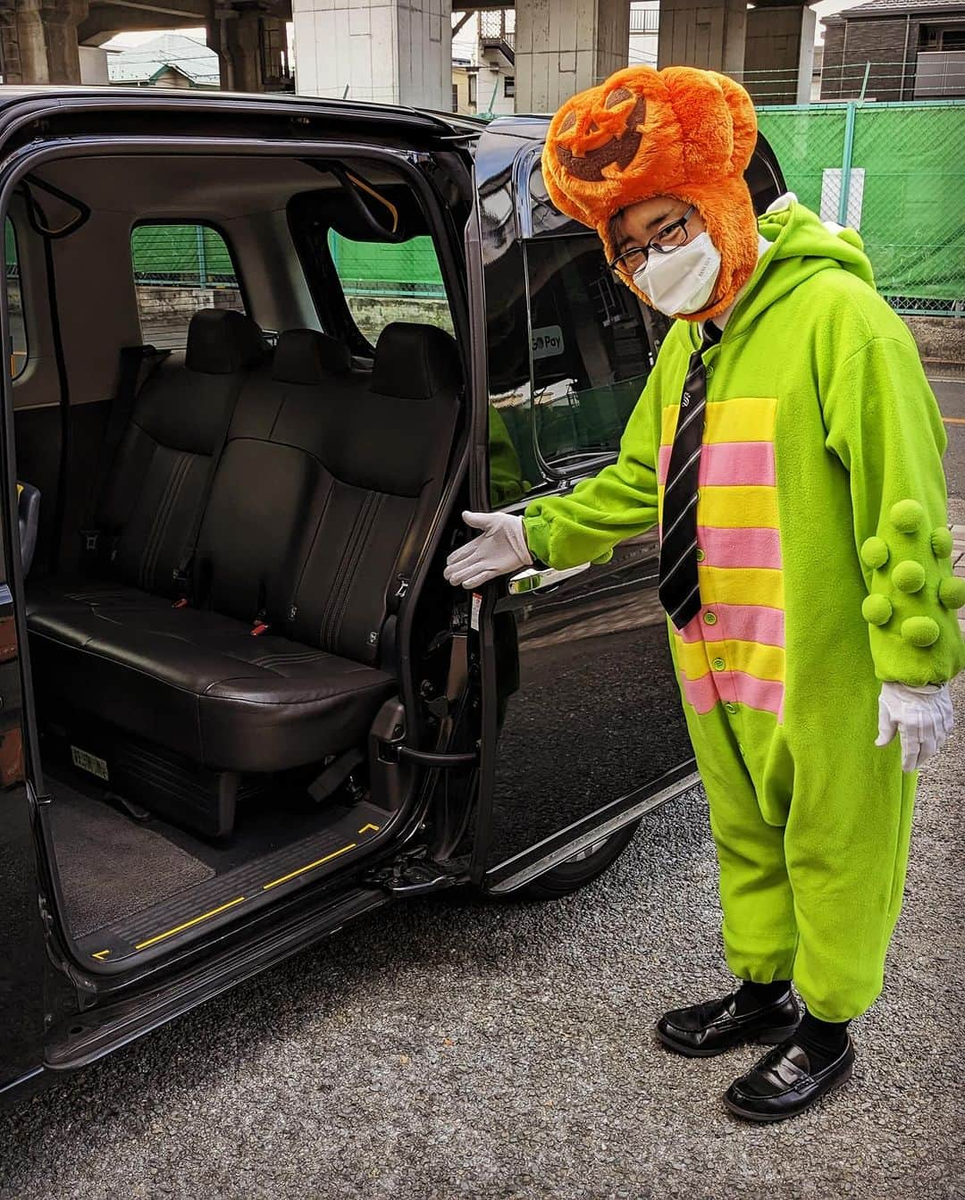 三和交通さんのインスタグラム写真 - (三和交通Instagram)「HappyHalloween Taxi 今日も各営業所で運行中！  #ハロウィン #ハロウィンコスプレ #ハロウィンタクシー #三和交通 #三和交通グループ」10月31日 9時23分 - sanwa_koutsu_group