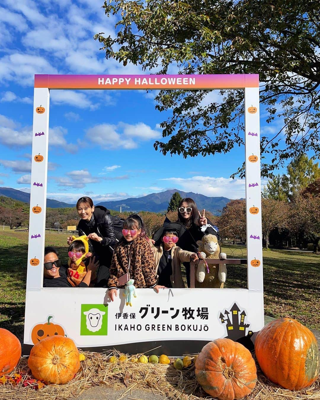 中村明花のインスタグラム：「. ハッピーハロウィン🎃 先週末は #伊香保グリーン牧場 に行ってきました。 ⁡ 仮装をしていたら小学生以下の子は入場無料期間だったので、仮装していったよ♪ ⁡ 色々な体験ができる中で、初めてやったのが〝羊のお散歩🐏〟。 いやー、羊の力の強さにビックリ！！ 草を食べ出してお散歩にならないかと思えば、急に走りだして大人まで振り回されたりで大笑いでした(笑) なかなかできない体験で楽しかったです😂 （ヤギのお散歩もできるから、子供だけで手綱を持ちたかったらヤギがオススメ） ⁡ お山が綺麗に見える日でとっても見晴らしも良かったよ⛰️ 動物にも自然にも癒されました♡ ⁡ 夜は #華蔵寺遊園地 で〝おばけと踊ろうハロウィンナイト〟というイベントをしているとのことで行ってみました♪ 乗り物も乗って、おばけ達とも踊って、充実した一日になりました👻🎡 . ⁡. #動物大好きな子供たち だけど #牧場で１番ハマってたのはアーチェリー 😂 #群馬生活 #群馬観光 #martweekender  #家族で過ごす週末 #ときめく週末 #雑誌Mart ⁡」