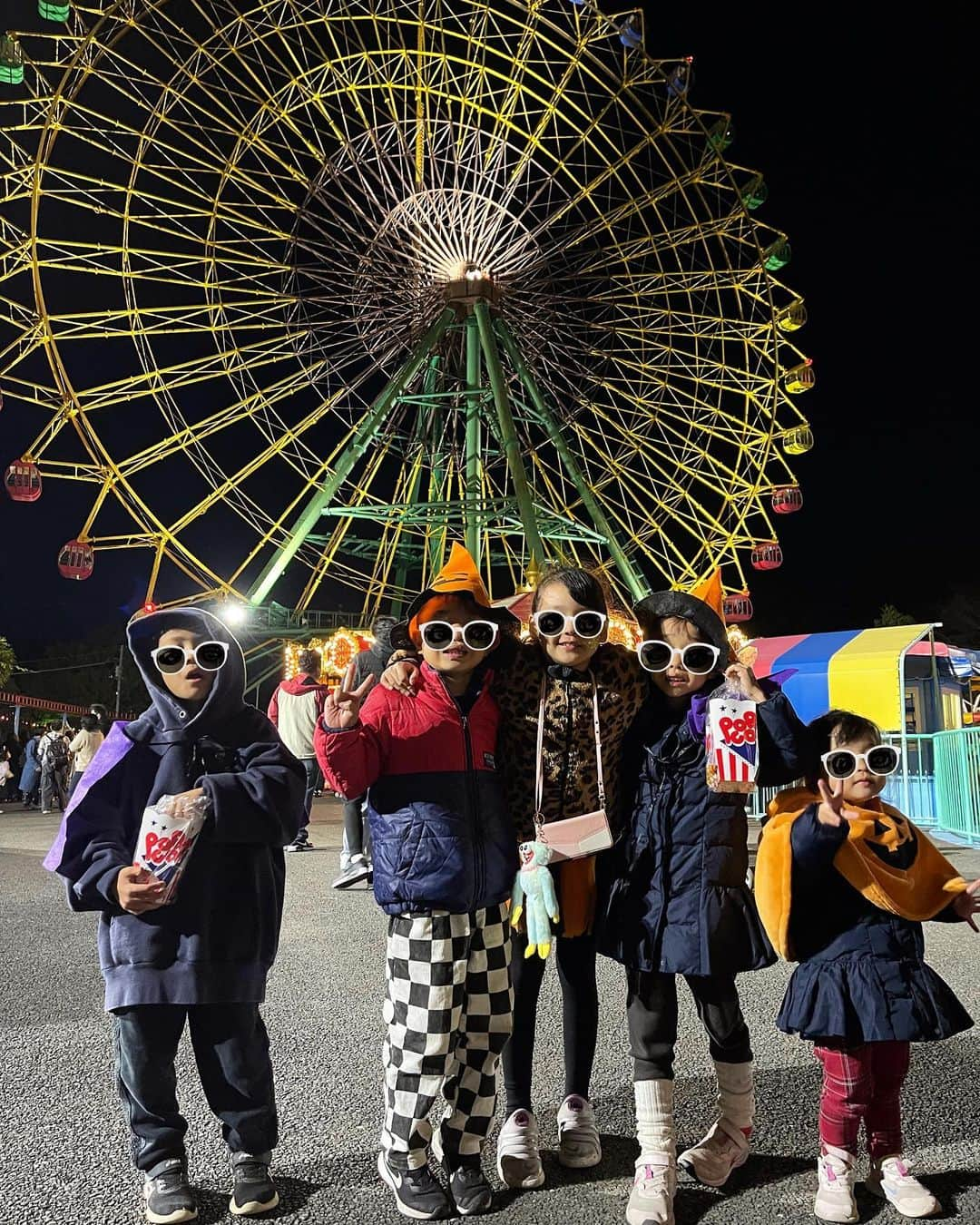 中村明花さんのインスタグラム写真 - (中村明花Instagram)「. ハッピーハロウィン🎃 先週末は #伊香保グリーン牧場 に行ってきました。 ⁡ 仮装をしていたら小学生以下の子は入場無料期間だったので、仮装していったよ♪ ⁡ 色々な体験ができる中で、初めてやったのが〝羊のお散歩🐏〟。 いやー、羊の力の強さにビックリ！！ 草を食べ出してお散歩にならないかと思えば、急に走りだして大人まで振り回されたりで大笑いでした(笑) なかなかできない体験で楽しかったです😂 （ヤギのお散歩もできるから、子供だけで手綱を持ちたかったらヤギがオススメ） ⁡ お山が綺麗に見える日でとっても見晴らしも良かったよ⛰️ 動物にも自然にも癒されました♡ ⁡ 夜は #華蔵寺遊園地 で〝おばけと踊ろうハロウィンナイト〟というイベントをしているとのことで行ってみました♪ 乗り物も乗って、おばけ達とも踊って、充実した一日になりました👻🎡 . ⁡. #動物大好きな子供たち だけど #牧場で１番ハマってたのはアーチェリー 😂 #群馬生活 #群馬観光 #martweekender  #家族で過ごす週末 #ときめく週末 #雑誌Mart ⁡」10月31日 9時24分 - sayaka_nakamura3