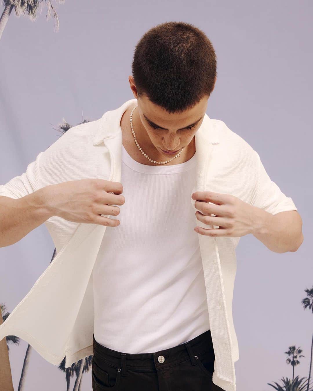 ロジャス・レナーのインスタグラム：「Dicas de looks masculinos? É claro que temos! ❤️ O destaque da vez são as camisas, que reforçam sua versatilidade completando as produções despojadas do dia a dia. Passe para o lado e escolha sua favorita. #ModaMasculina #Camisas #Verão24 #Tendência #CamisaMasculina  camisa boxy em malha 881472699 | regata regular 553066860 | colar de miçangas 833452811 | tênis street 787248711 | camisa oversized 873658039 | camisa boxy em meia malha 882224611 | regata machão em algodão 807048849 | bermuda reta loose 722447445 | kit 02 colares masculinos 583776045 | calça loose jeans 861665477」