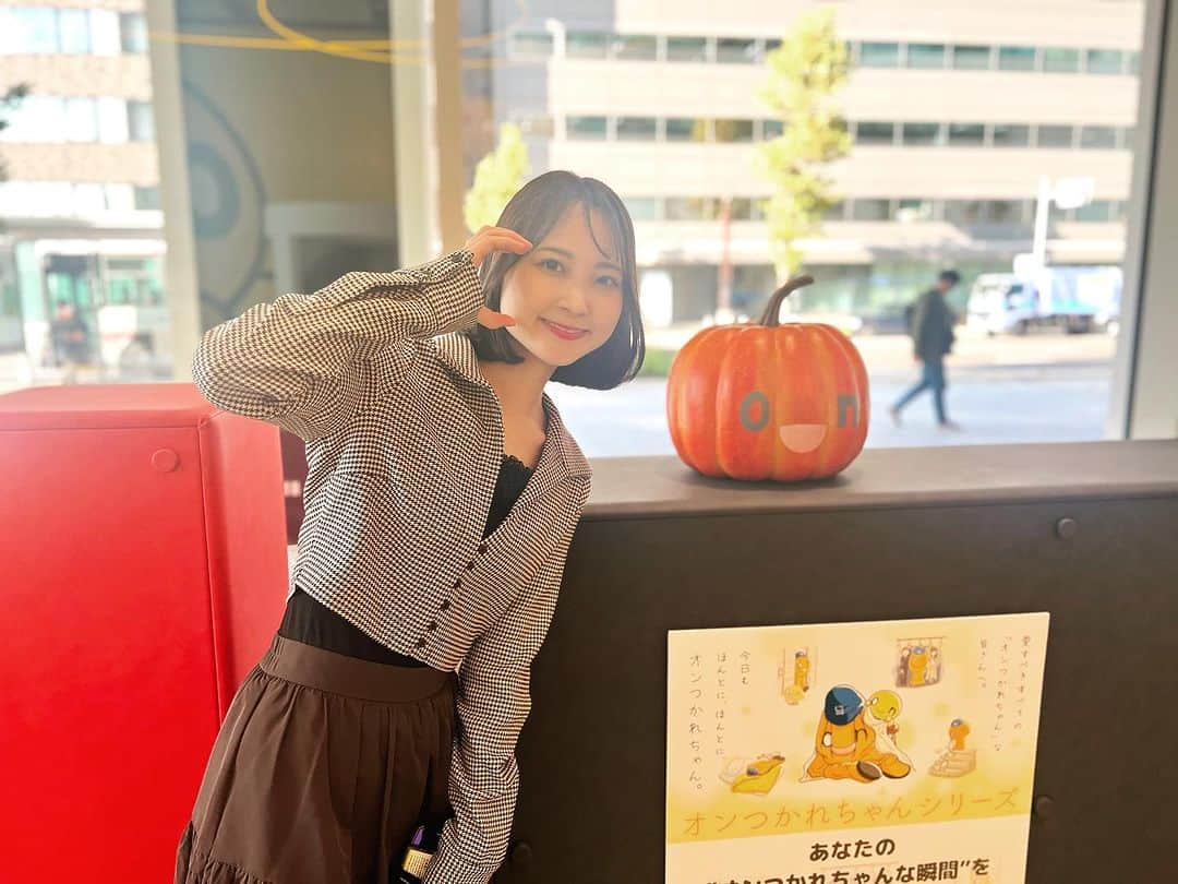 HTB「公式イチオシ！」のインスタグラム：「10/31(火) きょうはハロウィン！ ということでHTB1Fonちゃんテラスにも かぼちゃのonちゃんが登場！🎃 お洋服予報を撮影していた うのひより予報士とパシャリ📷  きょうのイチオシの中でも 👻や🎃が登場するかも…？？？ お見逃しなく！  #HTB #イチオシ #ハロウィン #宇野日和」