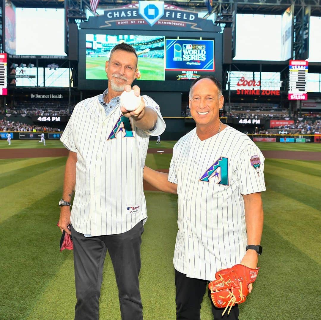 アリゾナ・ダイヤモンドバックスのインスタグラム：「Who else could’ve thrown out the first pitch for our first World Series home game since 2001?!」