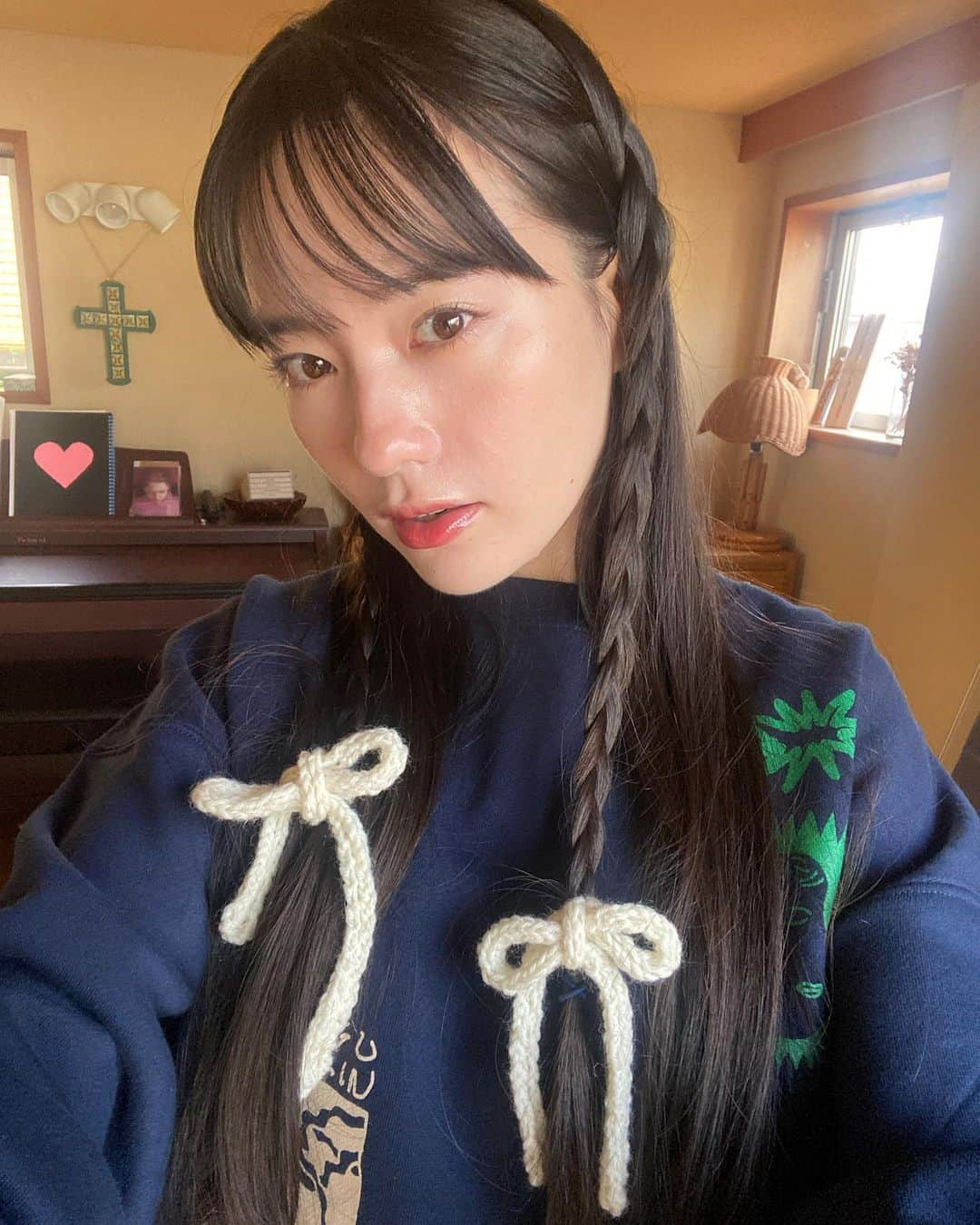 みこさんのインスタグラム写真 - (みこInstagram)「最近の色々🍃  ①〜③友人の友人が、韓国ブランドのセレクトwebをはじめたとのことで。！とっても気になってるpiscessやsinoonもここで買えるみたい。嬉しい。ということで宣伝です✸韓国ブランド好きな方ぜひ覗いてください〜！ #piscess #パイシス #hanakorea   ④最近の朝の歌練習  ⑤⑥今年自分で編んだリボンヘアアクセ  ⑦⑧パートナーがお取り寄せグルメで秋刀魚明太子なるものを頼んでた。初めて食べたけど、甘辛さが美味しかった、、  ⑨とある撮影でギャルになりました。公開楽しみ！  ⑩あさぎちゃんのninバター。めちゃ美味しかった。  そんなこんなで、バタバタ頑張る日々を送っています！  月水金のランも続いてるよ。先週は筋トレサボってしまった🏋️  12/17 クリスマスライブの先行予約抽選がこのあと12:00までなのでよかったらチェックしてください🎄」10月31日 9時25分 - mico_sis