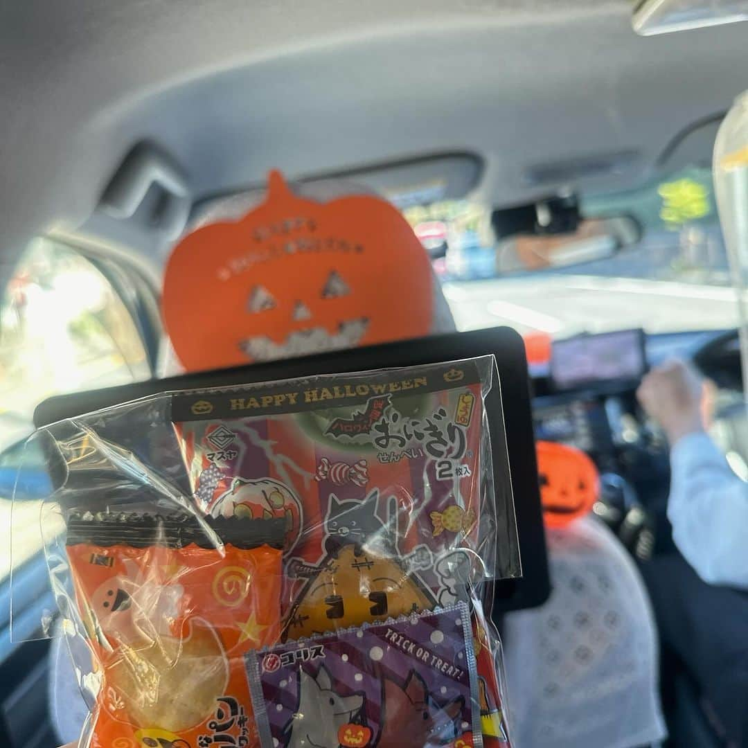 やのぱん（矢野ひろし）さんのインスタグラム写真 - (やのぱん（矢野ひろし）Instagram)「ハッピーハロウィン🎃  タクシーに乗ったら、今日はハロウィンだから お菓子どうぞ！！ って、 めっちゃ嬉しいやんかーい*\(^o^)/* 小さな事かもですが、 かなりキブニチョアヨ♪♪  #trick or treat  #ハロウィン　#なんか良い事ありそう」10月31日 9時26分 - yanopan1103