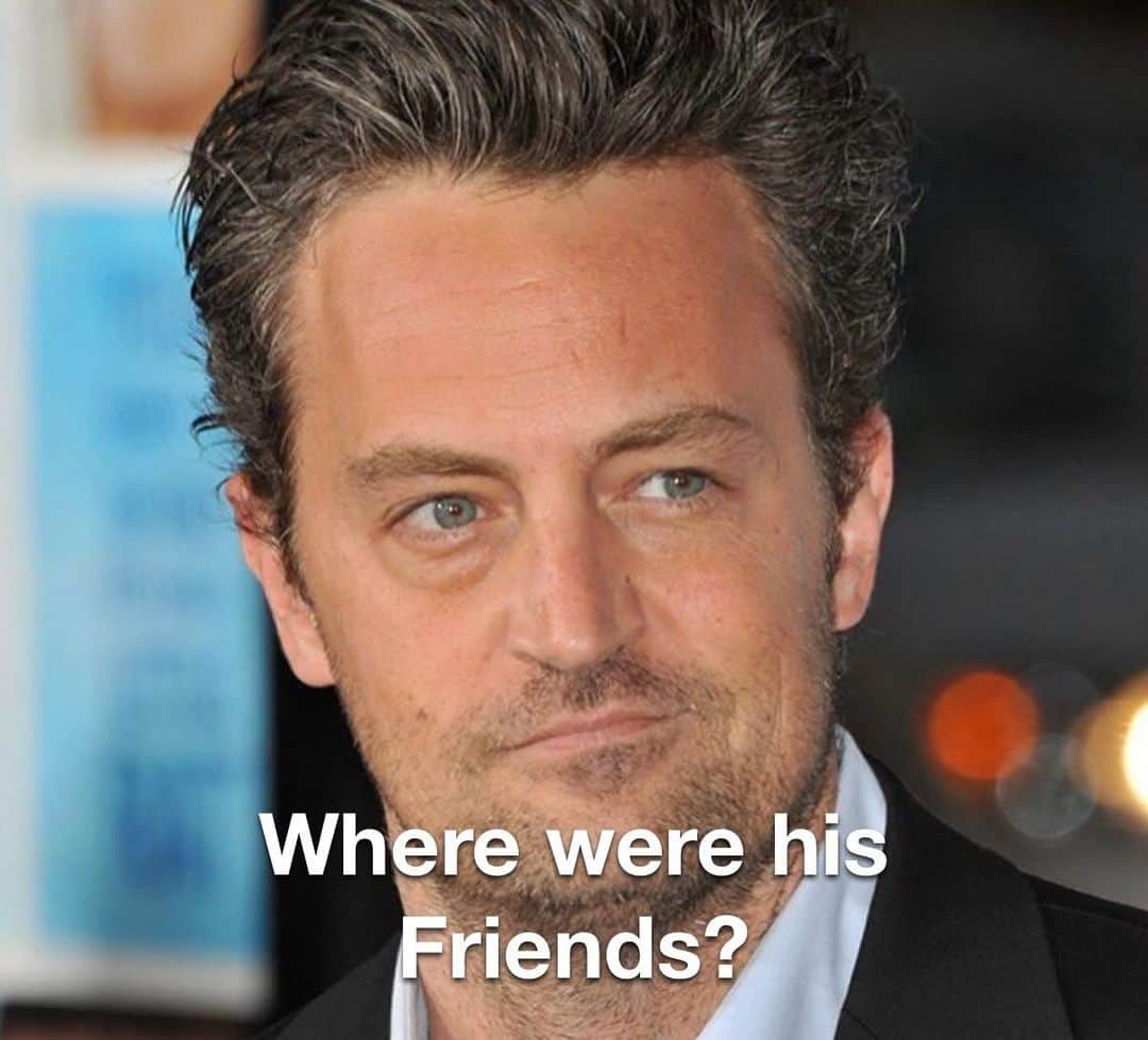 のインスタグラム：「First of all, I want to say that I really admired and enjoyed his character in Friends; Him and Joey were my favorites. I also Loved one or two movies that I saw with him in them. Having said this, I have been seeing all the posts from all his “Friends”. This Lovely guy, as well as billions around the world, desperately were/are craving for a real Friend. A real Friend is not the one that agrees with all of your destructive parts, but one that if needed, will tie you to a chair for as much Time as needed until you come to your senses and you find a real solution to the problem. Again, I’m no judging Mathew or anyone with any type of problems, we all have our own demons to battle, I’m pointing fingers at this fake society that all of us have built. We are so many that we have turned into statistics, but please have in mind, that every single statistic has a Story full of feelings that he or she is going through. So all those hypocrites that knew Mathew in person and that now call him a great Human Being and a Friend can kiss my Mexican Butt. No exceptions. But the same goes to every Human out there if the shoe fits. The only way out of this chaos that we have created is by Truthfully relating to everything. Not only your neighbor or your relative, but to the Plants, Animals, Rivers, Ocean, etc. WE ARE ALL ONE. As always, I send you my Love and Blessings, and a little bit of my derrière in case you need to send a kiss. It’s all for Love, so grow up, not only grow old… #PapaBearChronicles」