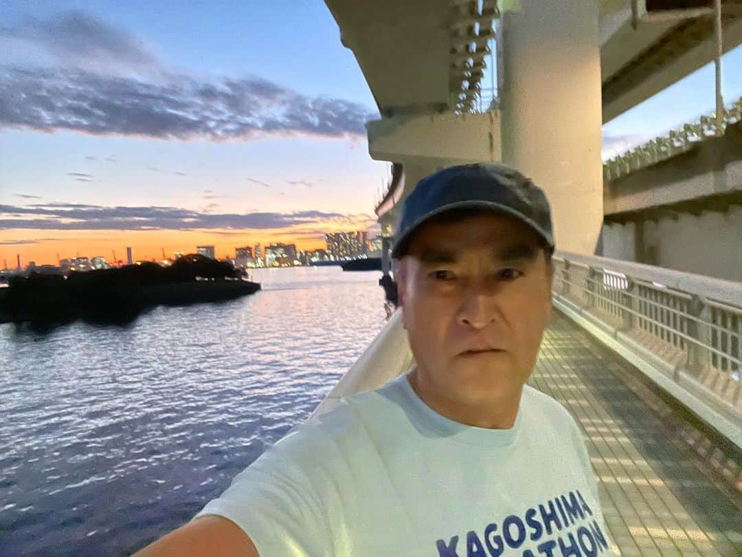 石原良純のインスタグラム：「夕暮れ時のレインボーブリッジ。空は秋っぽいけれど、空気はまだ生暖かい。半袖、半パンツで走るなら充分。高さ52メートルの橋桁の上で風に吹かれても、ちっとも寒くない。 但し、明日11月1日から橋の遊歩道の入場時間が冬時間に変わります。17時半まで入場可です。」