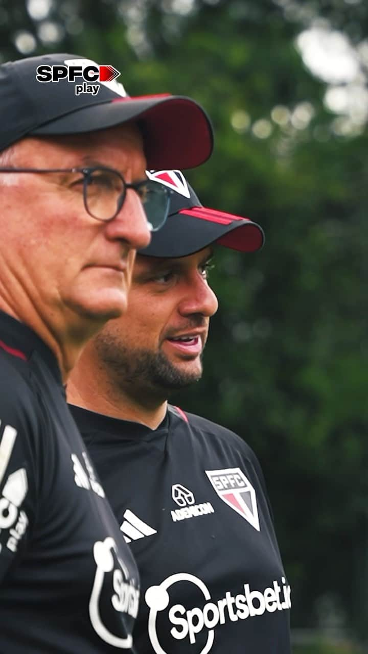 São Paulo FCのインスタグラム：「⚽ Confira como foi a reapresentação do Tricolor no Direto do CT!   📺 Assista completo na #SPFCplay (Link nos stories)  #VamosSãoPaulo 🇾🇪  🎥 @gutierrefilmes」