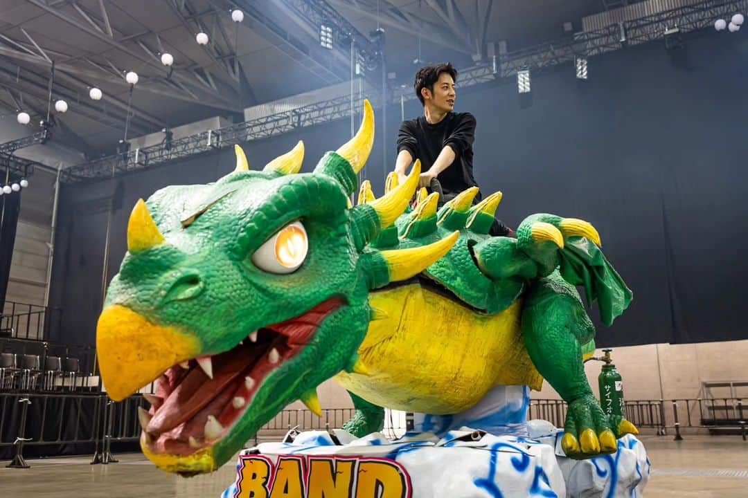 のインスタグラム：「『えんとつ町の踊るハロウィンナイト@幕張メッセ』のオンライン配信の編集中なのですが、10台のカメラで撮影した映像が本当に綺麗で、ずっとバカなことをしているハズなのに、ちょっと泣けてくるんです。  はやく見て欲しいっ！  オンライン配信は11月3日から(アーカイブは11月末まで)。 チケットはプロフィール欄から。  #ドラゴンにまたがると主人公感が出る西野さんのリハーサル写真を貼っておきます」