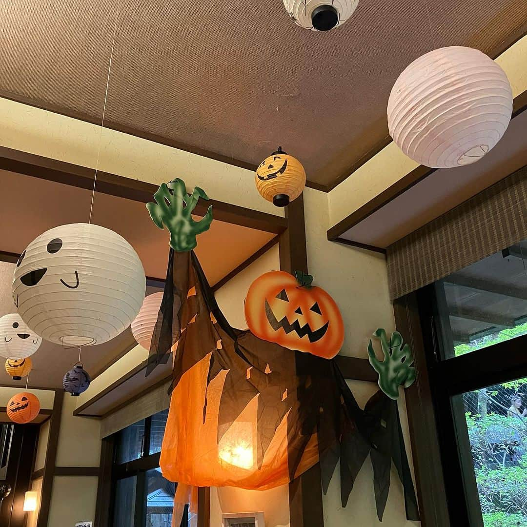 【公式】箱根湯本温泉 天成園のインスタグラム：「♨︎  👻Happy Halloween👻  皆さんはハロウィンを どのように過ごしていますか🎃  仮装したり、お家でお菓子を作ったり 色々な楽しみ方がありますよね！  当館では館内がハロウィン使用に なっていたりハロウィンスイーツを 本日まで販売しています✨✨  箱根に来た際は是非お立ち寄り下さい🦇  #箱根 #箱根湯本 #天成園 #箱根湯本温泉 #天成園箱根湯本 #温泉 #本格温泉 #箱根ホテル #箱根旅館 #箱根旅行 #旅行 #個室 #貸し切り #レンタル浴衣 #露天風呂 #日本庭園 #神社 #滝 #日帰り温泉 #hakone #ハロウィン #Halloween #期間限定 #パフェ」