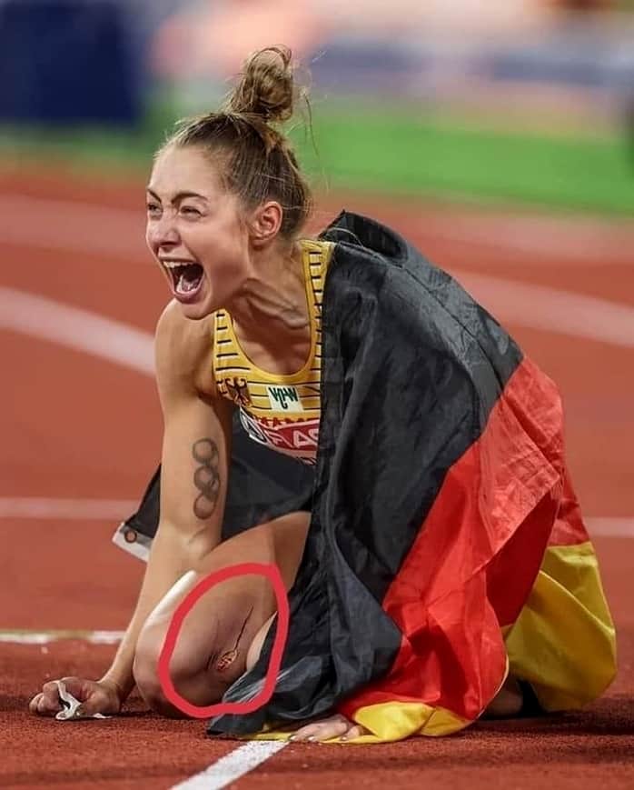 Runningさんのインスタグラム写真 - (RunningInstagram)「Gold, blood and tears. 😱 ✓ The German Gina Lückenkemper, who won yesterday in the 100 meters of the Europeans in Munich, jumping to the finish line and falling spectacularly to the ground. The wound was made with her own nails from the right foot.  #runningman #runningismytherapy #runningclub #runningcommunity #runningforacause #runningstyle #trailrunning #runningfervor #runningaddict #runninggirlsgroningen #runningmoms #runningstreak #runningdays #runningcoach #runninginspiration #runninglifenlaughs #runninggirlscolombia #runninglifestyle✌️ #running #runningforlife #runninggoals #runningterritory」10月31日 9時40分 - running_loverr