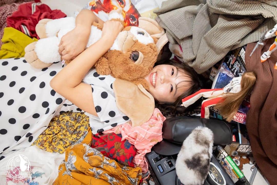 のインスタグラム：「リアルポートレート展2023 📷 @megula96   ブックの表紙にもなったこの写真、 展示にもメインとして飾られてて お気に入りです🥰  . #リアポ名古屋2023  #tlをリアポで埋め尽くす   ⁡ ＊ … * … ＊ … * …＊ … * … ＊ … * …＊ … * …  愛知県を拠点として 広告、アパレル、展示、グラビア等 フリーランスモデルとして活動しています。 全国遠征可能です✈️  撮影依頼はDMまたは公式LINEまで お気軽にお声がけください🙇‍♀️ 詳細はプロフィールリンクにて🔗  ⁡ いろんな作品に挑戦したい！ ⁡ ⁡ #photography #instagood #instagramjapan #good_portraits_world 　#model #jp_mood #daily_photo_jpn 　 #ファインダー越しの私の世界 #カメラ好きな人と繋がりたい #カメラマンさんと繋がりたい  #被写体募集中 #カメラ女子 #モデルさんと繋がりたい　#portrait #ポートレート #photo #smile #photographer #一眼レフ #ig_japan  #instalike #美脚　#美脚モデル軍団　#japan #グラビア」