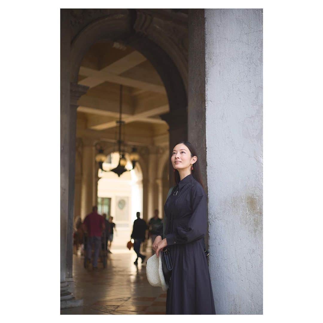 川辺優紀子のインスタグラム：「めっちゃお気に入りのワンピース✨ @uruhofficial  見えないところにシェルのボタンたくさん付いてたり、ほんと可愛いの😊  #uruh #写真家モデル」