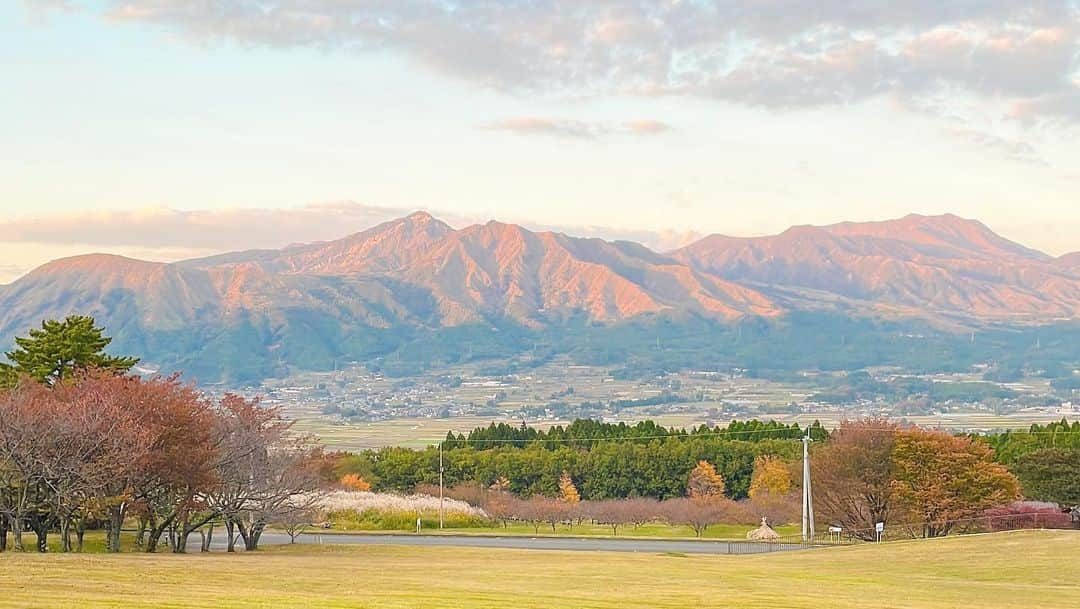 miyakeさんのインスタグラム写真 - (miyakeInstagram)「阿蘇ビート‼️当日の天気は晴れ☀️そしてこんな紅葉や、こんな雄大な海外にいるかのような、ロケーションも楽しめます😆✨月も綺麗なので、夜はお月見しながらのライブになるかも？ですね😍そして花火も2,000発上がるので、みんなでこの秋の一番の思い出を作りましょう〜‼️夜は寒いので、ダウン持って来た方が良いですよ〜！！ 当日券もあるので、是非是非！お時間ある方は、お待ちしてます〜‼️😊✨  #阿蘇ビート #南阿蘇 #熊本 #紅葉 #花火 #絶景 #グルメ #あか牛  【阿蘇ビート2023 開催概要】 日程：2023年11月3日（祝・金） 時間：開場10:00／開演11:00／終演20:00 会場：熊本県野外劇場アスペクタ（阿蘇郡南阿蘇村久石4411-9） 主催：阿蘇ビート2023実行委員会  【参加アーティスト （AtoZ順）】 ・BALLISTIK BOYZ ・FUNKY MONKEY BΛBY'S ・KEYTALK ・KICK THE CAN CREW ・Leola ・DJ miyake from mihimaru GT ・NOBU ・DJふぉい，DJ社長，DJ脇 from Repezen Foxx ・森高千里 ・ピコ太郎 ・EXILE NESMITH（MC） ・古坂大魔王（MC）  ※チケットも好評発売中。詳しくは公式HPまで。  #阿蘇ビート2023 #阿蘇ビート #ballistikboyz #funkeymonkeybabys #keytalk #kickthecancrew #leola #djmiyakefrommihimalgt #nobu #repezenfoxx #森高千里 #ピコ太郎 #exilenesmith #古坂大魔王 #アスペクタ #南阿蘇 #フェス #野外フェス」10月31日 9時36分 - miyake_mihimaru