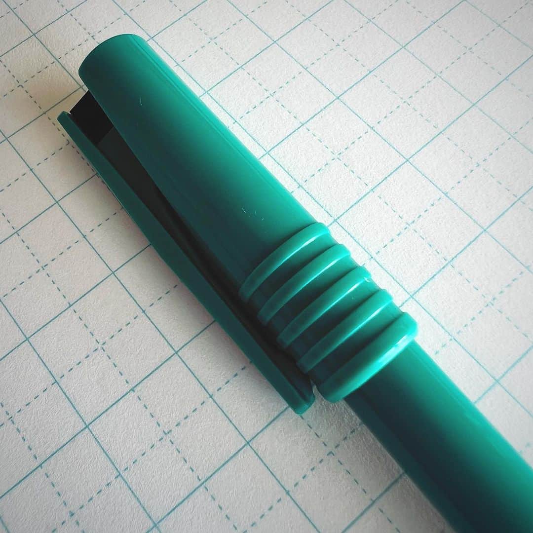 AZUSAのインスタグラム：「🖊🖊🖊 好きなペン。  ボールPentel B100  0.6mm  家にあった。先生も使ってた。 大人が使ってる憧れのペンだった。　 当たり前に日常にあった。  1972年生まれなんですって。 どうりで。  このペンにしかない書き心地が好きで常備。 かすれてきたので買いに行ったらセールしててワーイ。  #文房具屋さんに嫁に行くのが幼少時の夢でした」