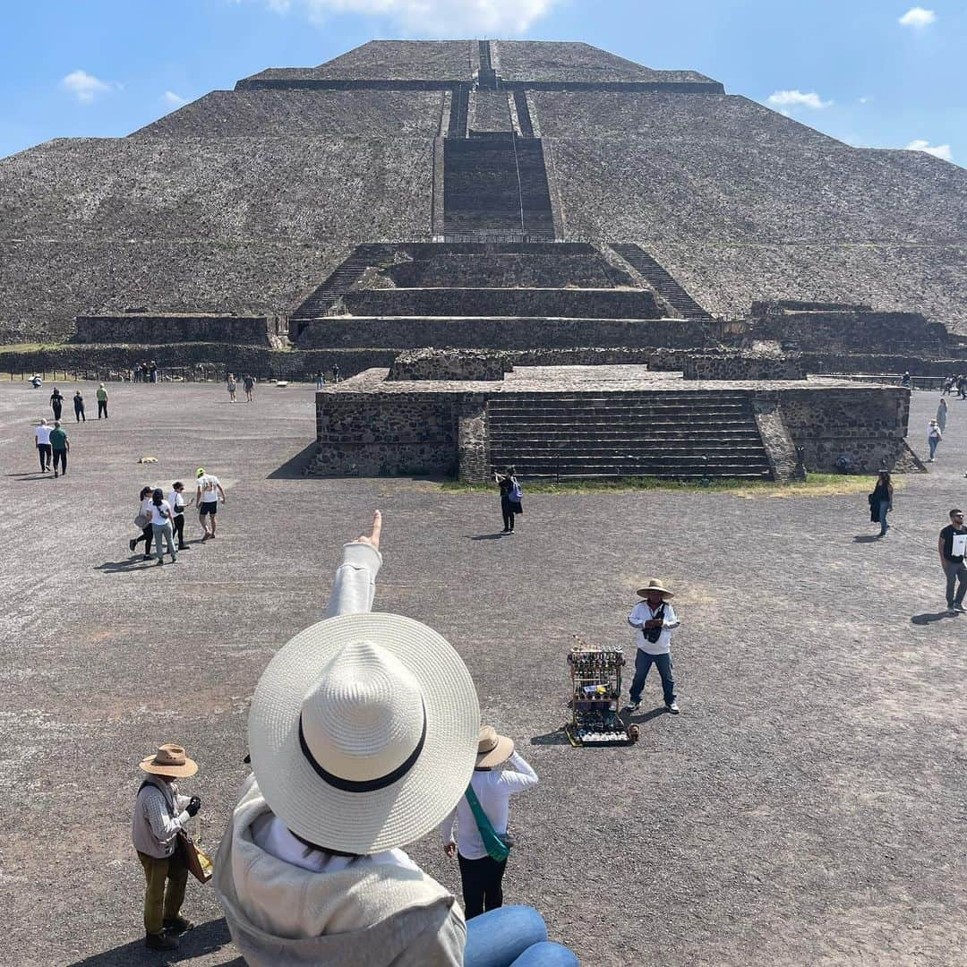 つばさ舞のインスタグラム：「. つばさ舞のメキシコ旅行✈️🇲🇽 . . 紀元前2世紀から6世紀まで繁栄した、 テオティワカン文明の中心となった巨大な宗教都市遺跡‼️ 念願のテオティワカン堪能してきたよ♡ . . . . . . . . #つばさ舞#AV女優 #メキシコ#テオティワカン #エイトマンプロダクション」